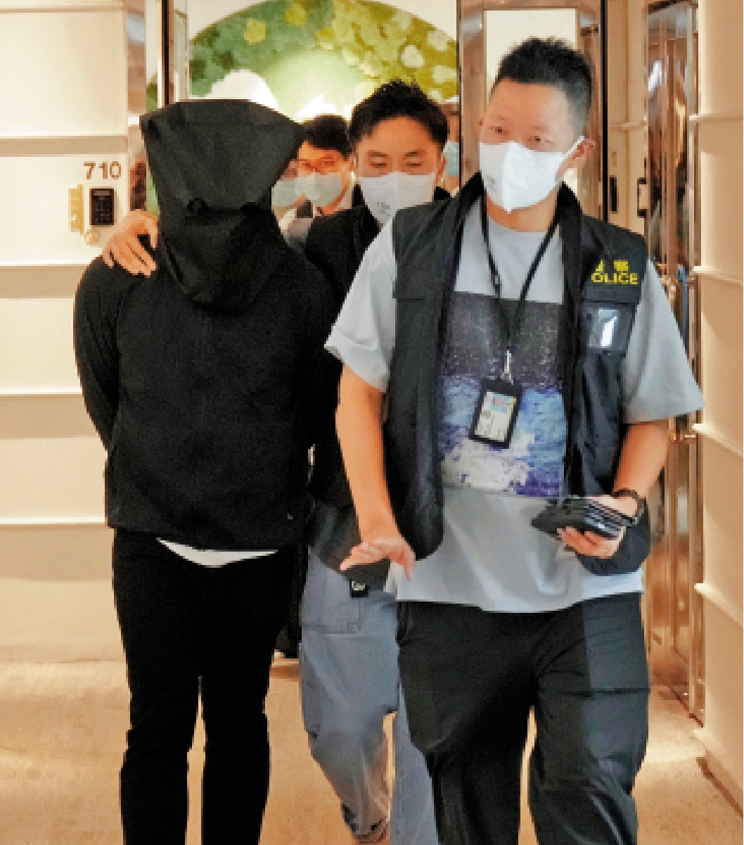 　　圖：衞生署及警方搜查「亞太醫療中心」等地點，行動中拘捕兩名男女。\大公報記者林少權攝