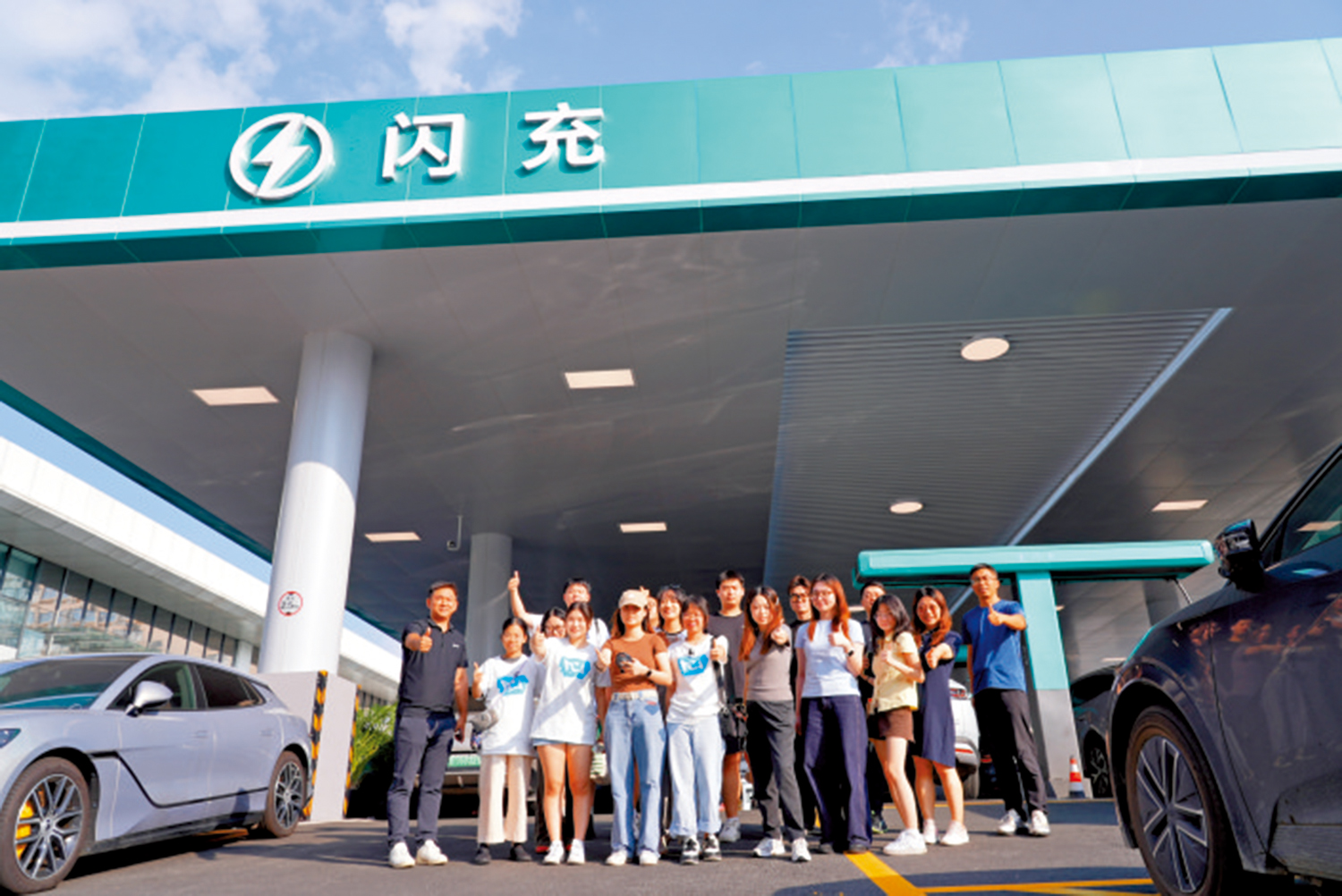 　　圖：香港學子們在比亞迪閃充站。\大公報記者林瀚攝