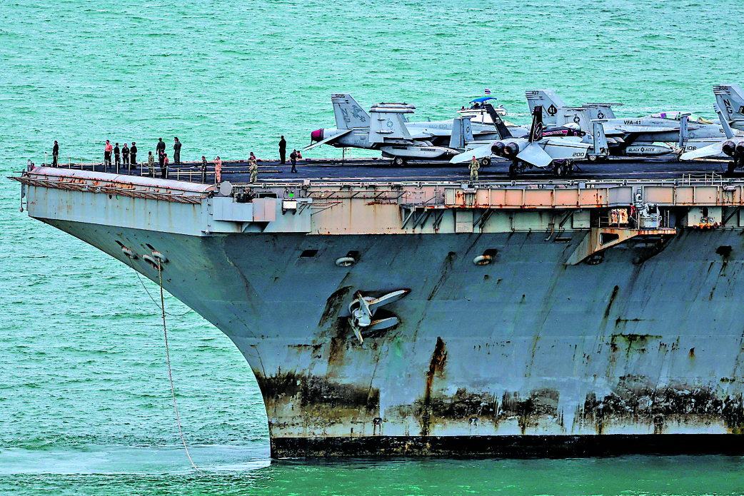 　　圖：美國海軍「林肯」號航母2日抵達泰國林查班港。/路透社