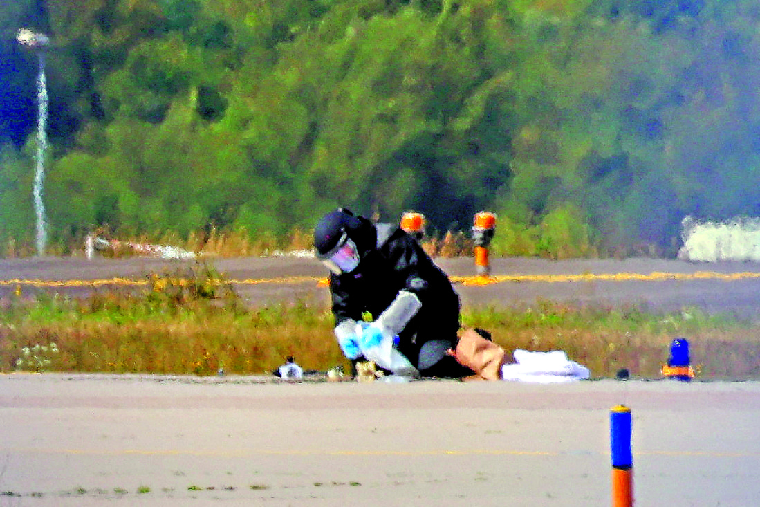 　　圖：德國警方8月5日在萊比錫機場一架烏克蘭運輸機附近發現一架裝有爆炸物的無人機。\路透社