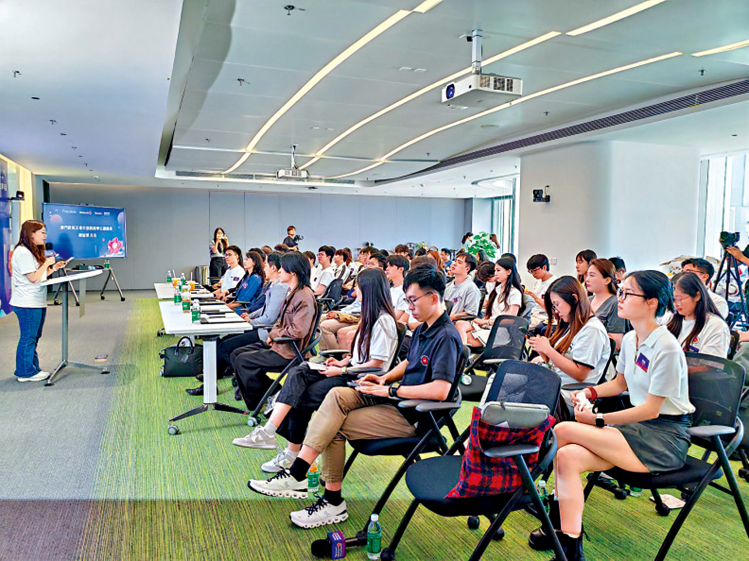 　　圖：參與2026騰訊港澳台英才計劃的港澳台學子分享活動心得。\大公報記者石華攝