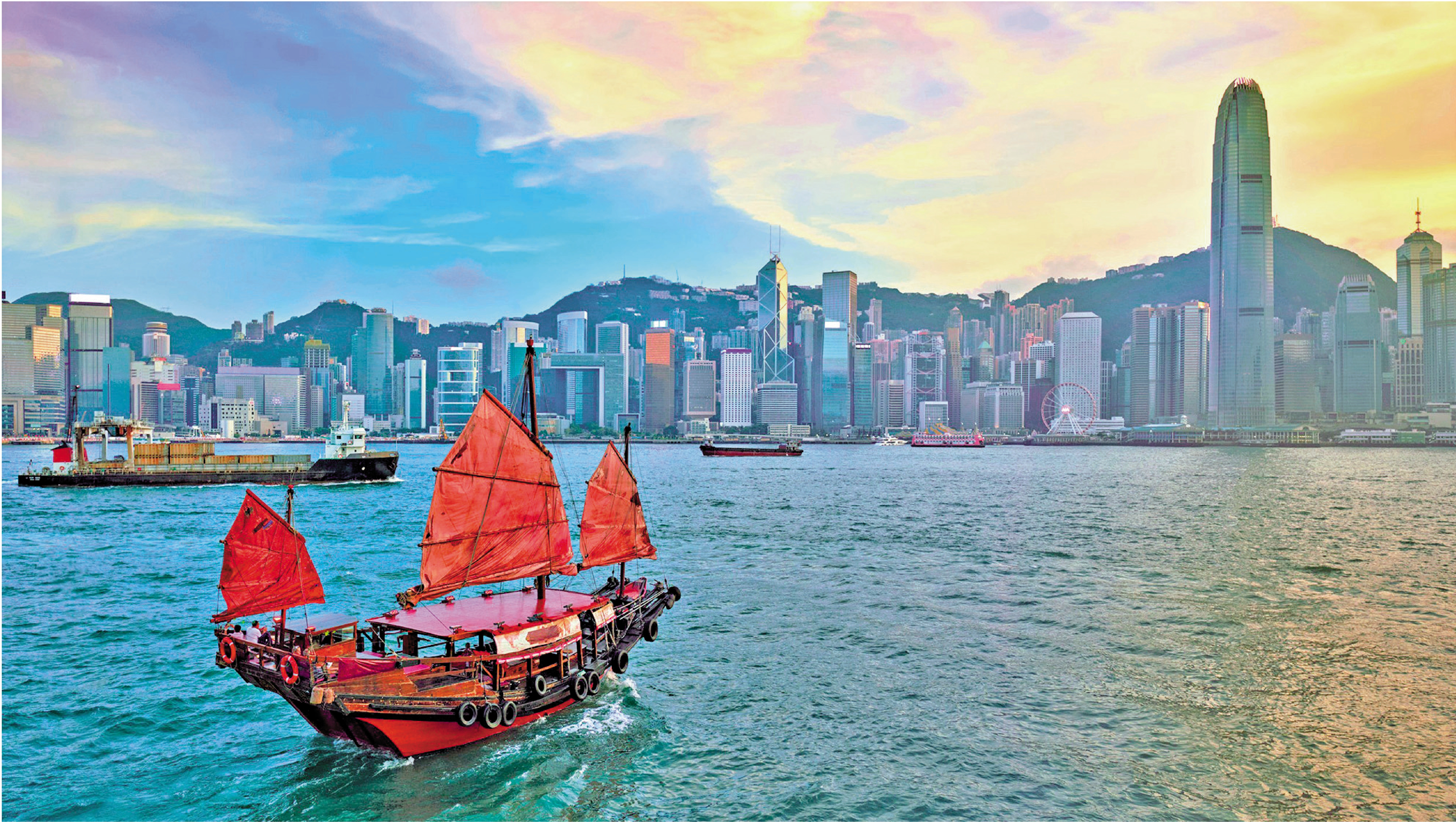 　　圖：在相當程度上，香港首個五年規劃可以說是香港應對新國際環境的一項重要戰略部署，而加快融入和服務國家發展大局則是香港發展戰略的重中之重。