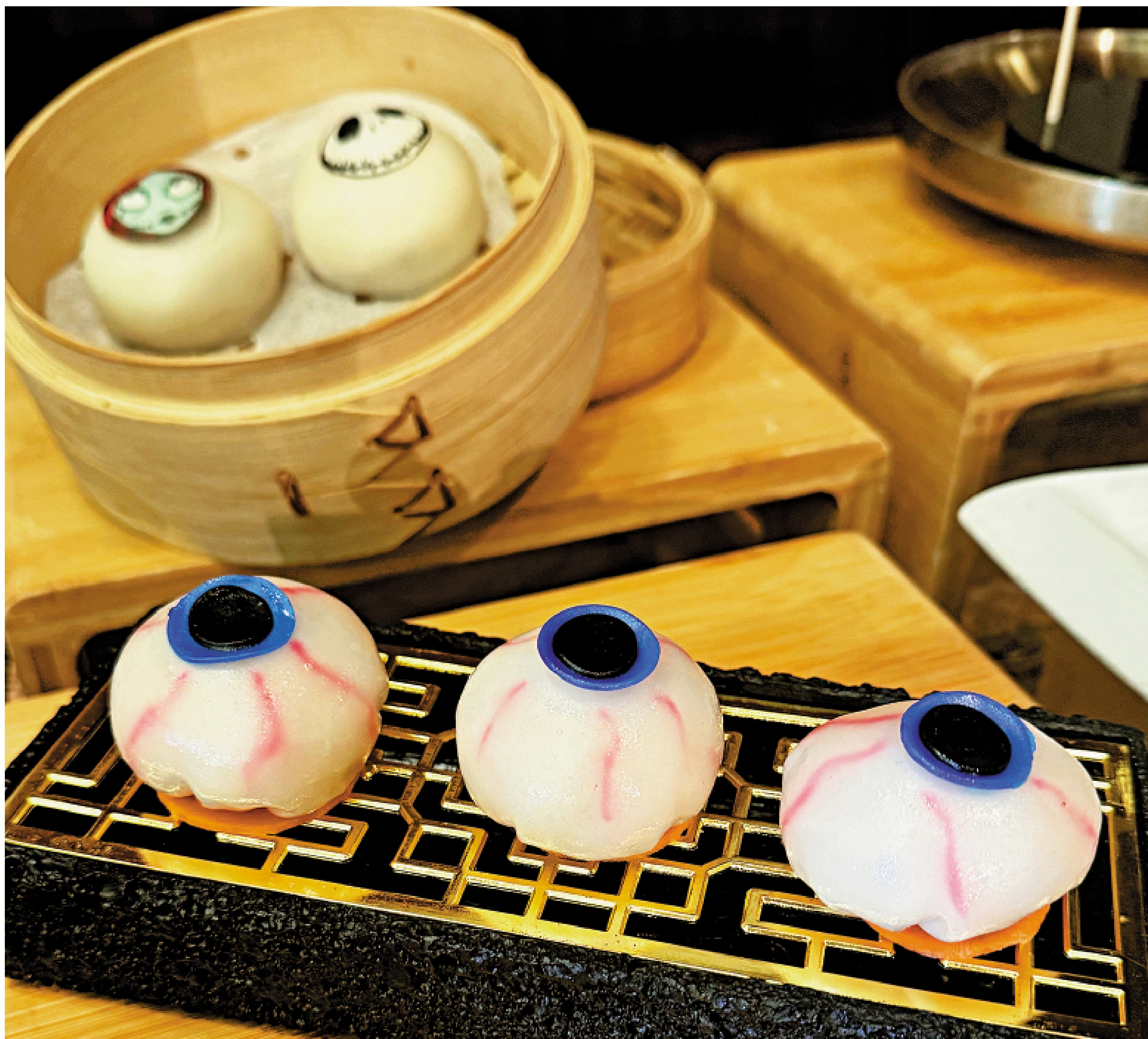 　　圖：迪士尼今年提供多款萬聖節主題菜式，包括幽靈眼海鮮餃。\大公報記者黃佩琳攝