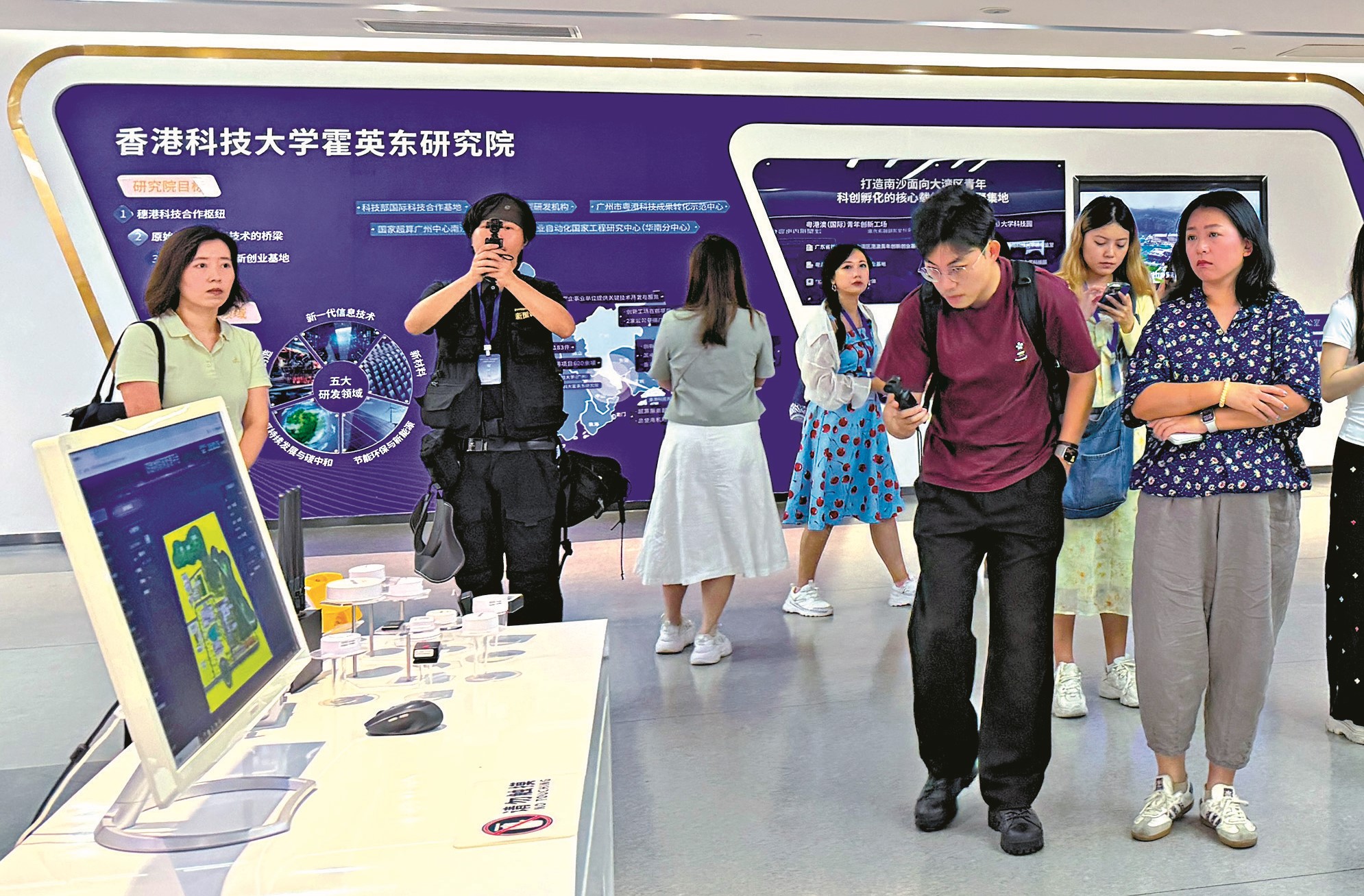 　　圖：香港科技大學霍英東研究院的成果展示吸引採訪團記者關注。\大公報記者黃寶儀攝