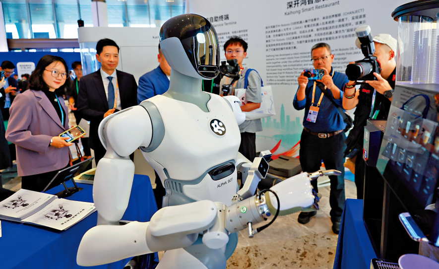 　　圖：9月5日，參觀者在深圳智平方展台觀看愛寶（AlphaBot）機器人製作咖啡。\新華社