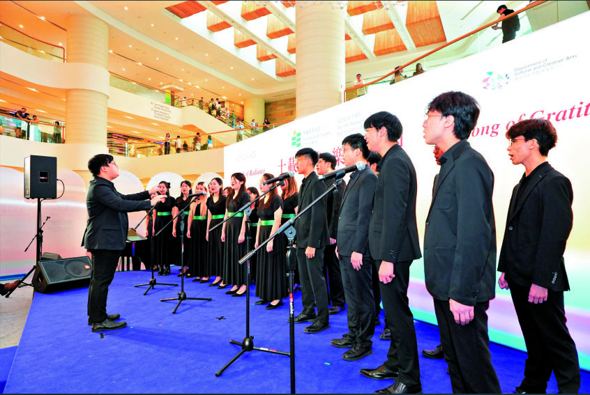 　　圖：教育大學合唱團演繹《良師頌》，拉開音樂會序幕。\教大圖片