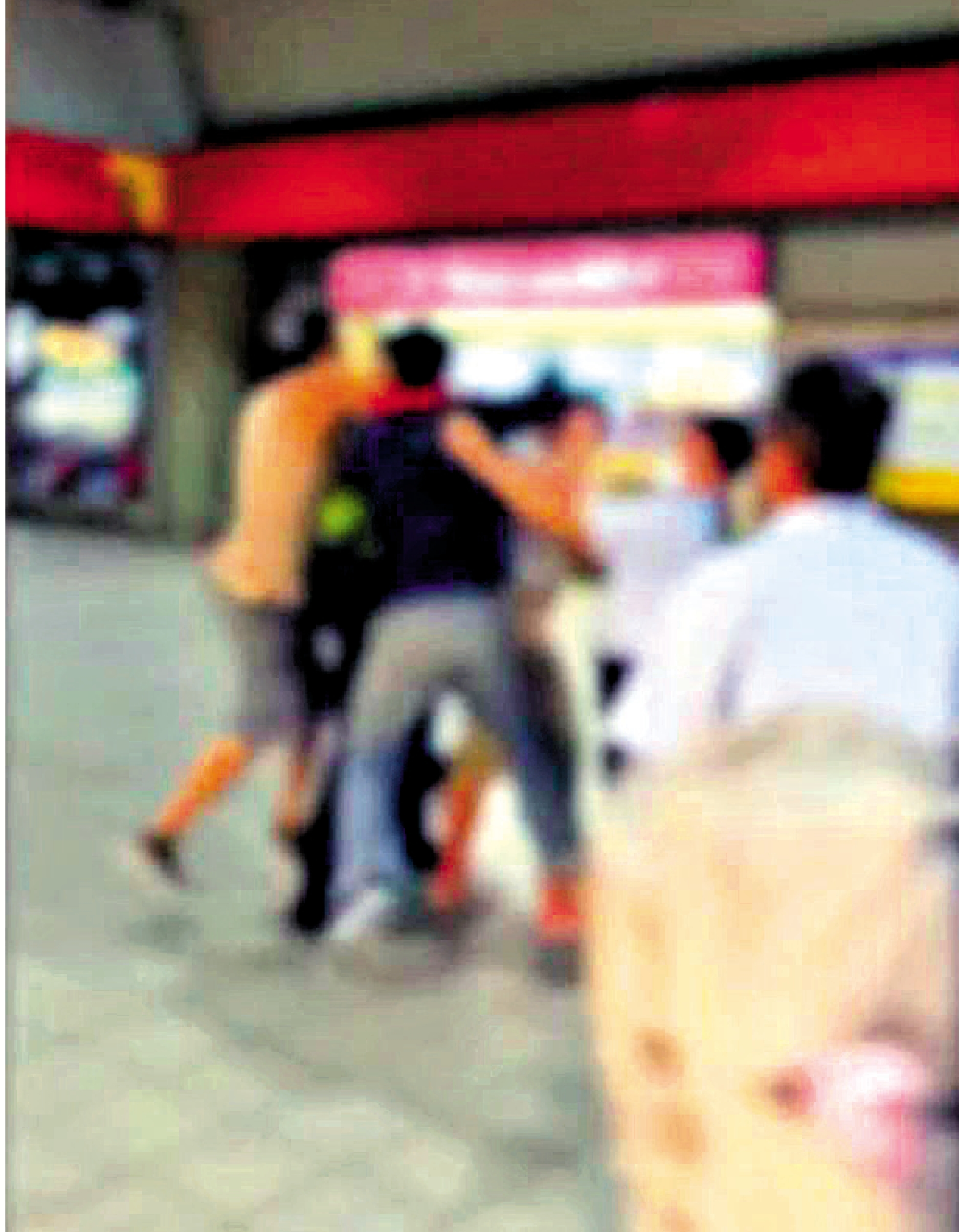 　　圖：網民發布的片段顯示，兩名台灣男子在車站附近毆打一名香港男遊客。\視頻截圖