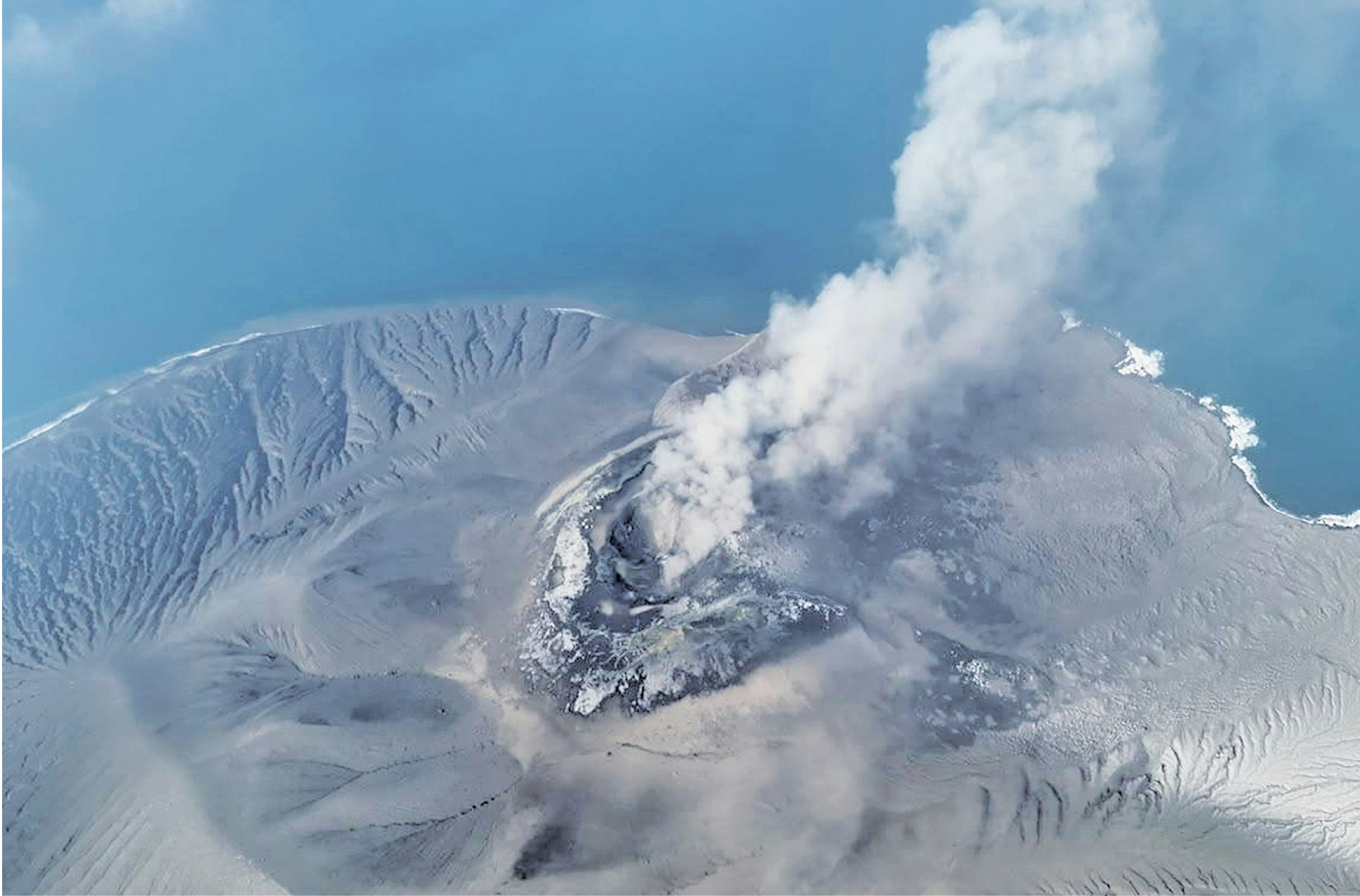 　　圖：印尼喀拉喀托之子火山5日噴出火山灰。\美聯社