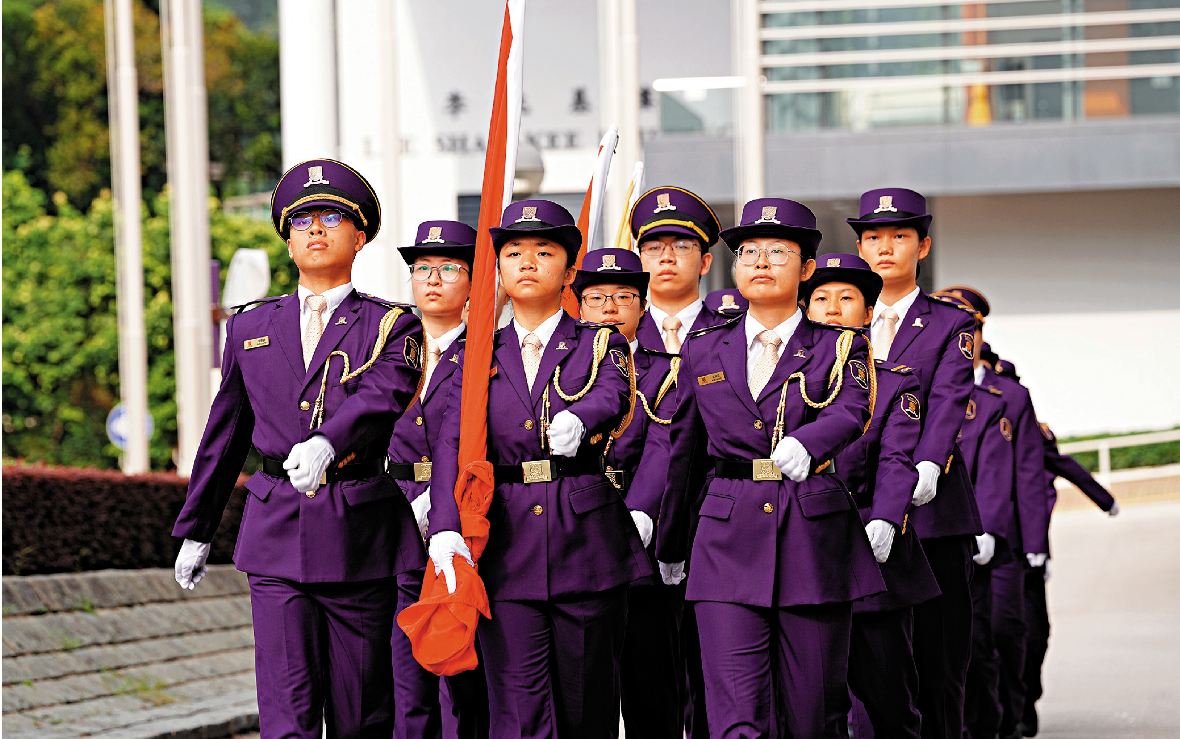 　　圖：中大國旗護衛隊新制服色系以紫和金為主。\中大圖片