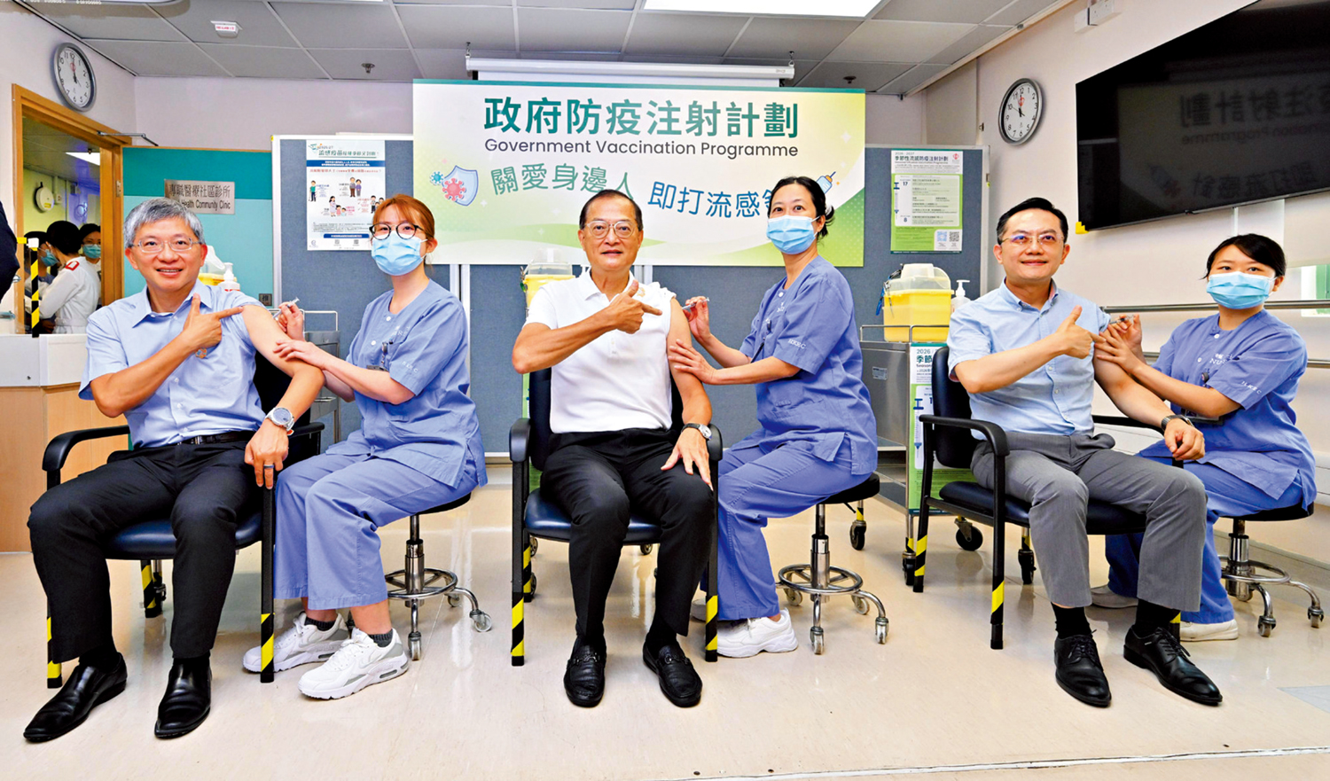 　　圖：醫衞局局長盧寵茂（左三）在西灣河家庭醫學診所接種季節性流感疫苗。 政府新聞處