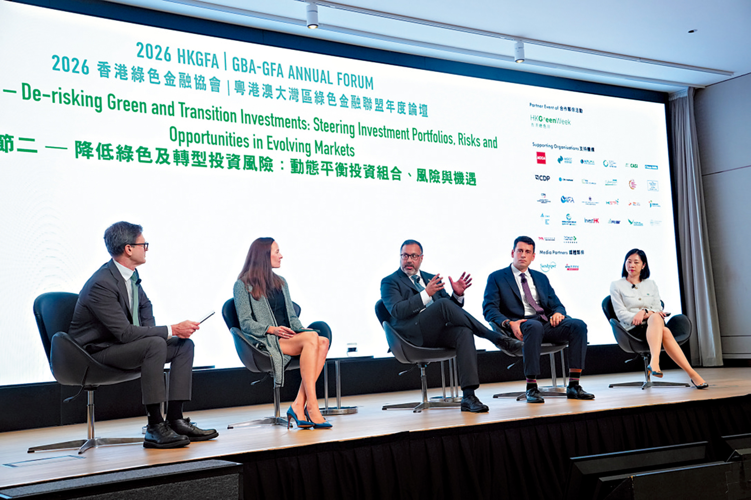 　　圖：甘露穎（右一）、Anne Matusewicz（左二）、Rahul Ghosh（左三）與法國外貿銀行CIB亞太區綠色與可持續發展中心主管Jarek Olszowka（右二）在論壇上各抒己見。\大公報記者蔡文豪攝