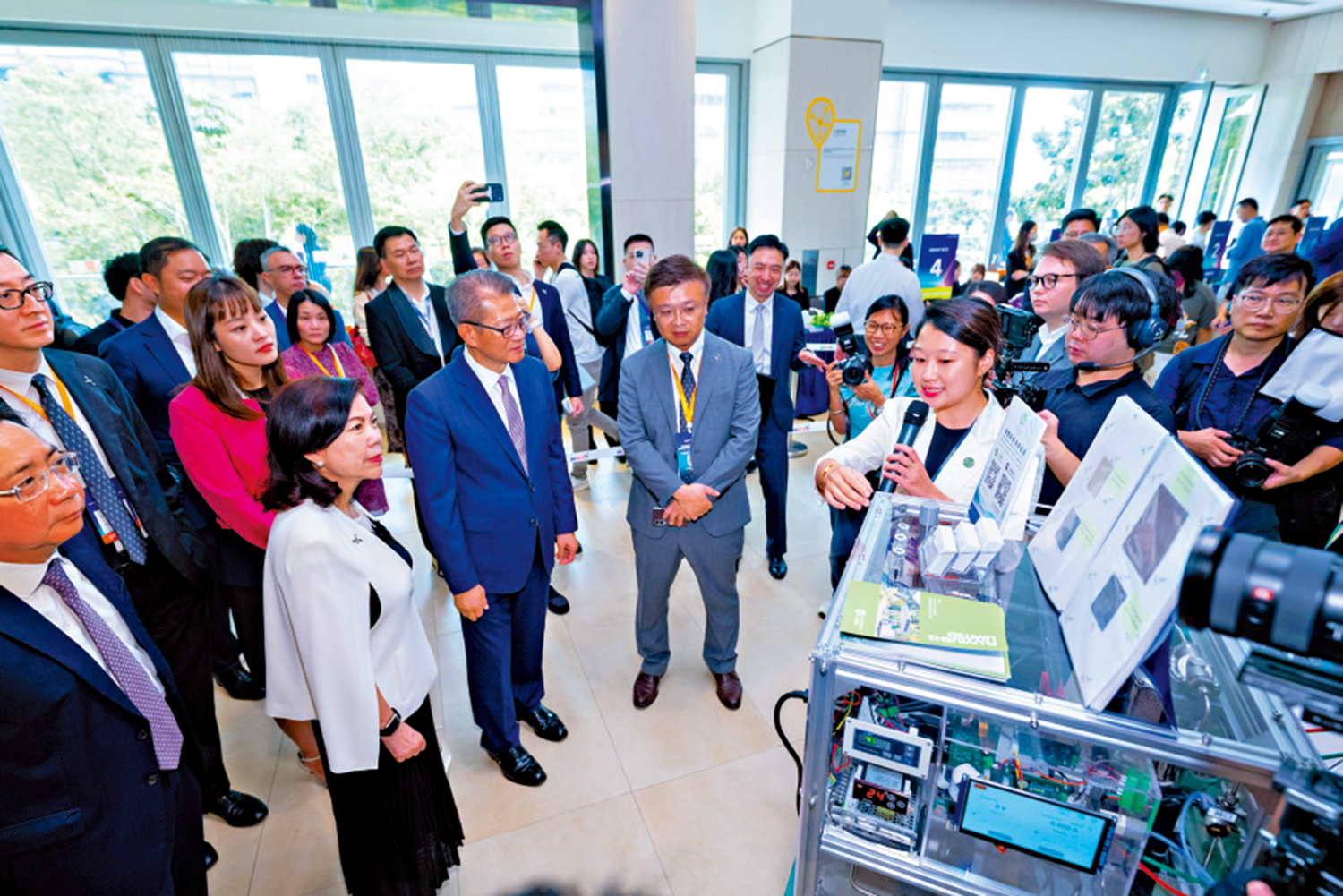 　　圖：陳茂波參觀科技企業展示，了解人工智能、機器人、生命健康、新能源及先進材料等前沿創新解決方案。\香港科技園供圖