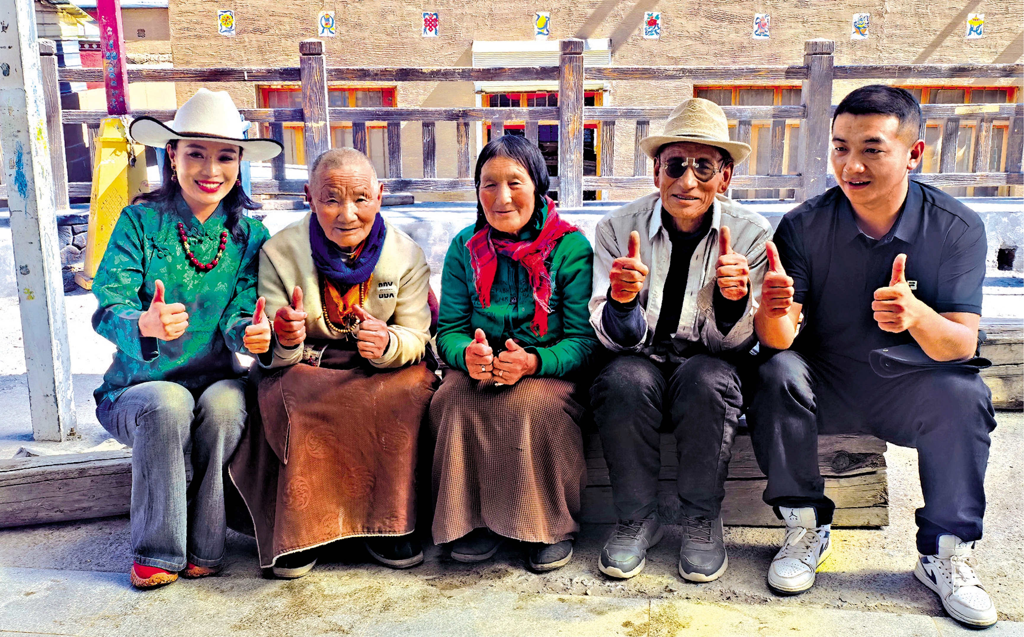 　　圖：尼巴村高齡老人與鄉鎮幹部共同為家鄉的喜人變化點讚。鄉親們滿懷熱忱，誠摯邀請香港友人走進尼巴村，共賞高原風光。\卓尼縣委宣傳部供圖