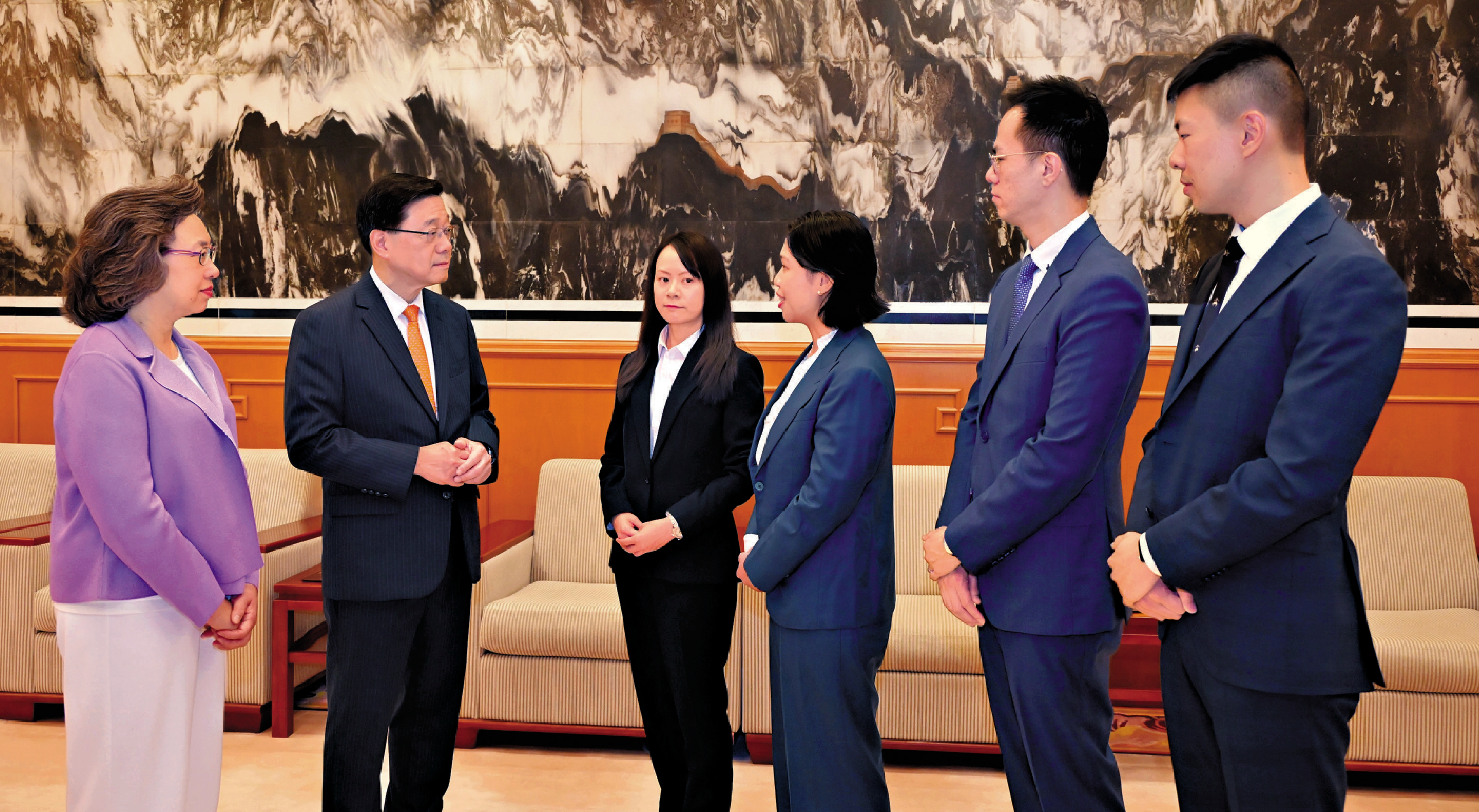 　　圖：李家超與即將赴聯合國任職的青年公務人員交談，了解他們赴任前的準備情況，並祝願他們在聯合國工作順利。\政府新聞處