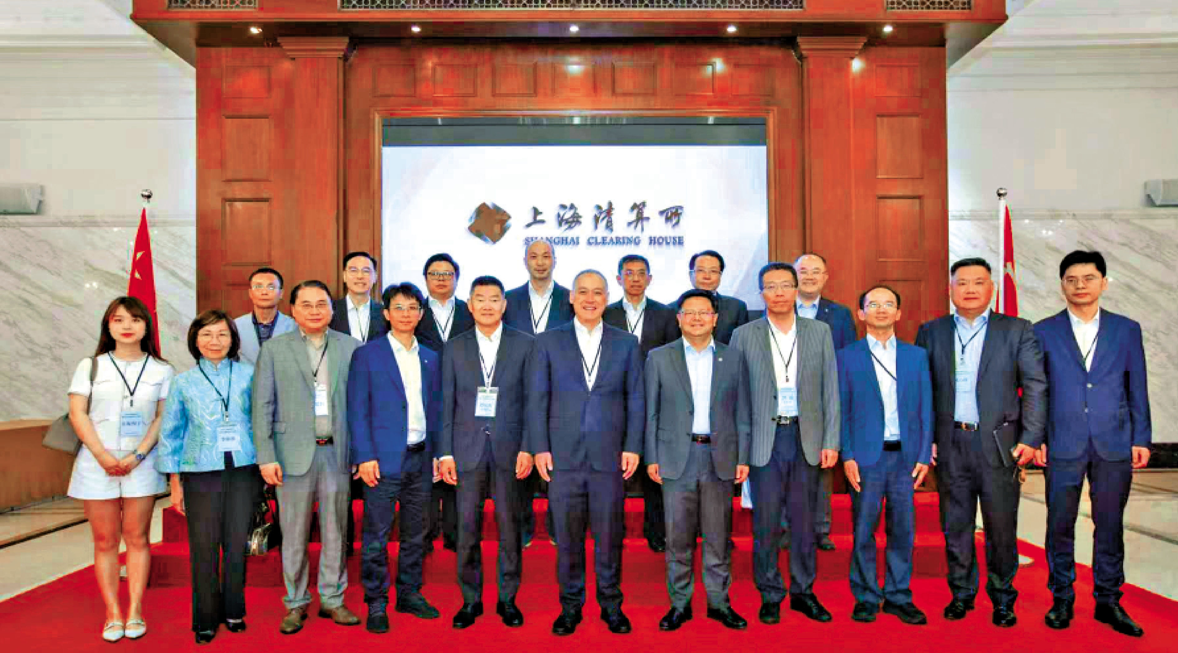 　　圖：由香港立法會李惟宏議員（前排中）率領的「香港金融服務界滬杭金融發展考察團」，於8月下旬造訪上海及杭州。/網上圖片