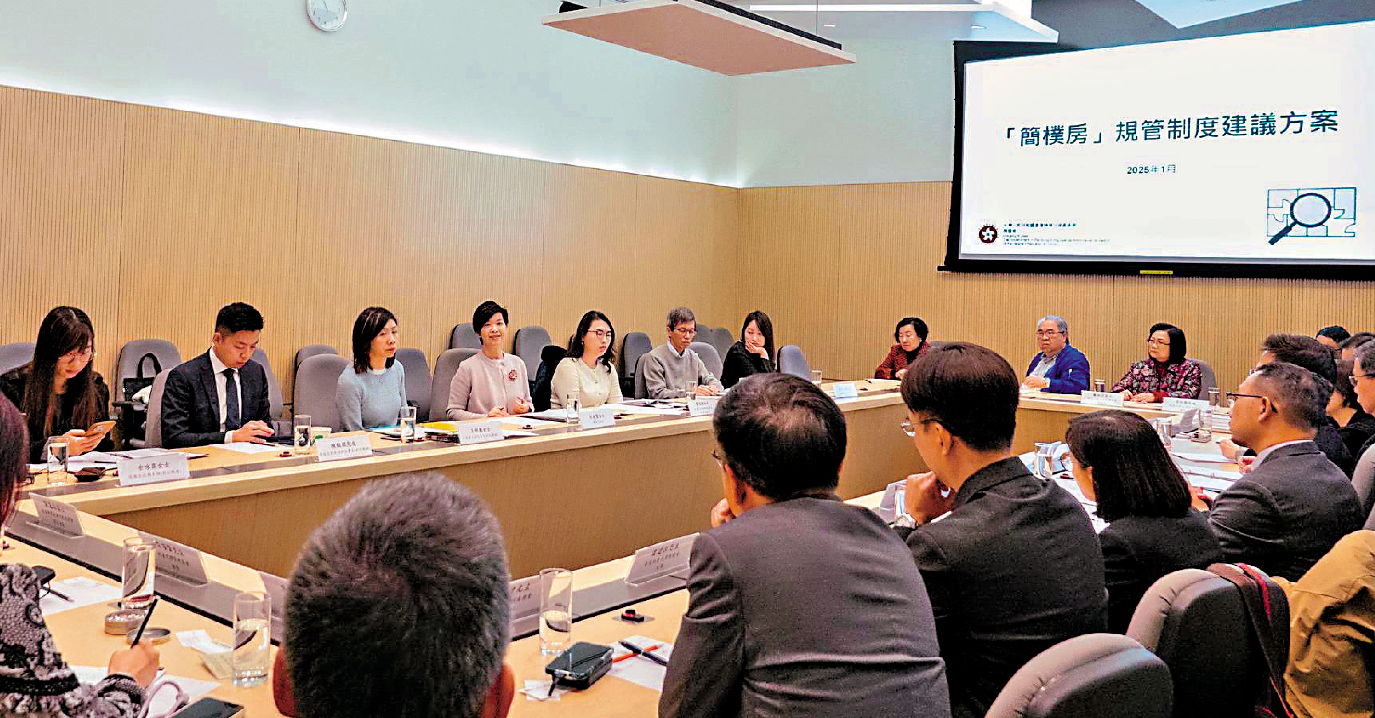 　　圖：簡樸房制度推行半年，登記申請進度理想。圖為早年房屋局官員與各方持份者會面，聽取簡樸房規管制度建議方案等意見。/政府新聞處圖片