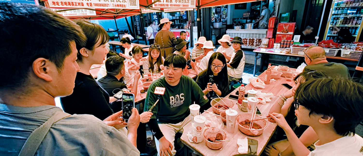 　　圖：內地遊客歡迎香港朋友到天水吃麻辣燙。\大公報記者謝銳佳攝