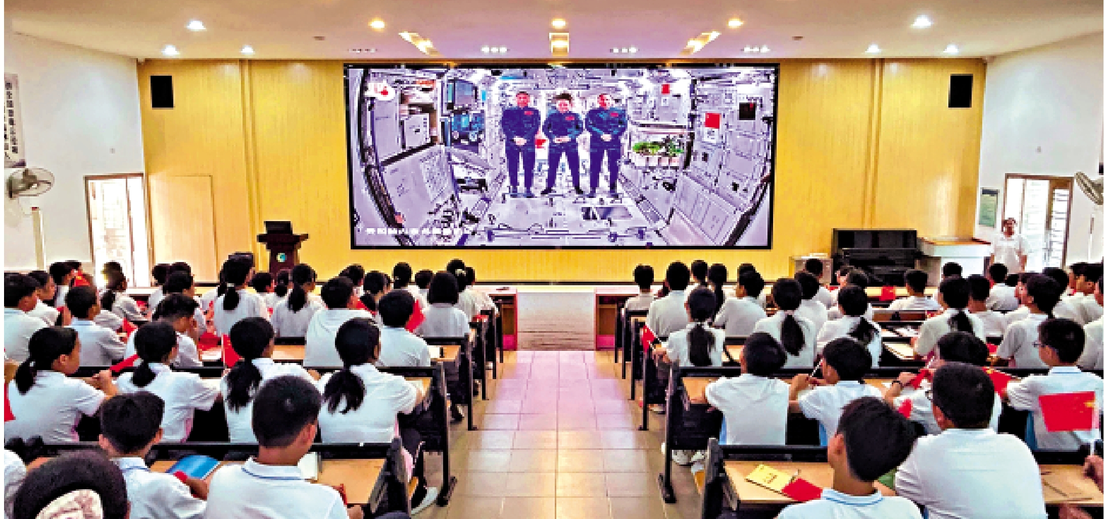 　　圖：昨日上午，黎家盈家鄉佛山順德樂從桂鳳中學師生集體收看天宮課堂。\大公報記者敖敏輝攝