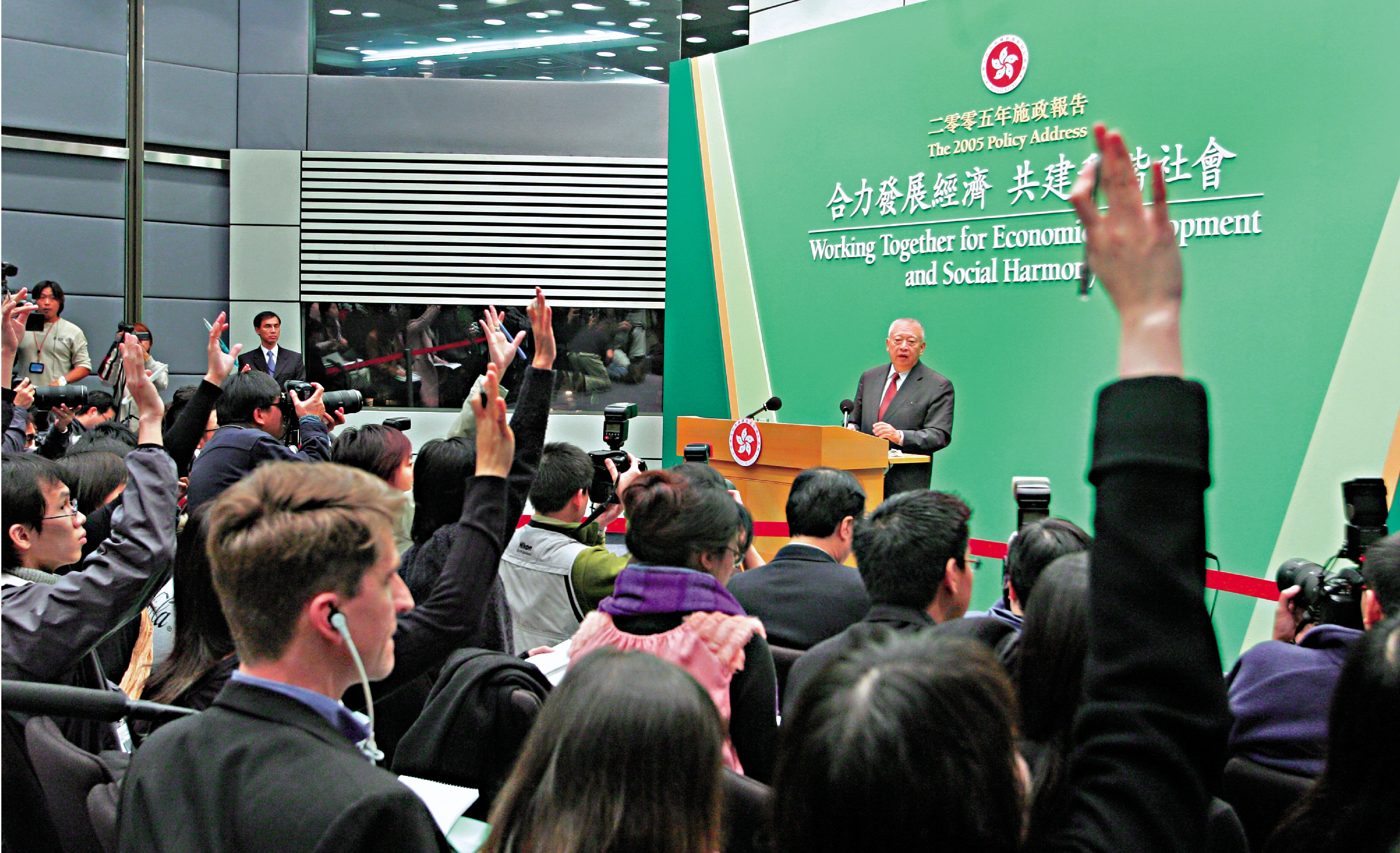 　　圖：董建華任內帶領香港多次渡過重大危機，推動多項房屋及創科等前瞻政策。\資料圖片
