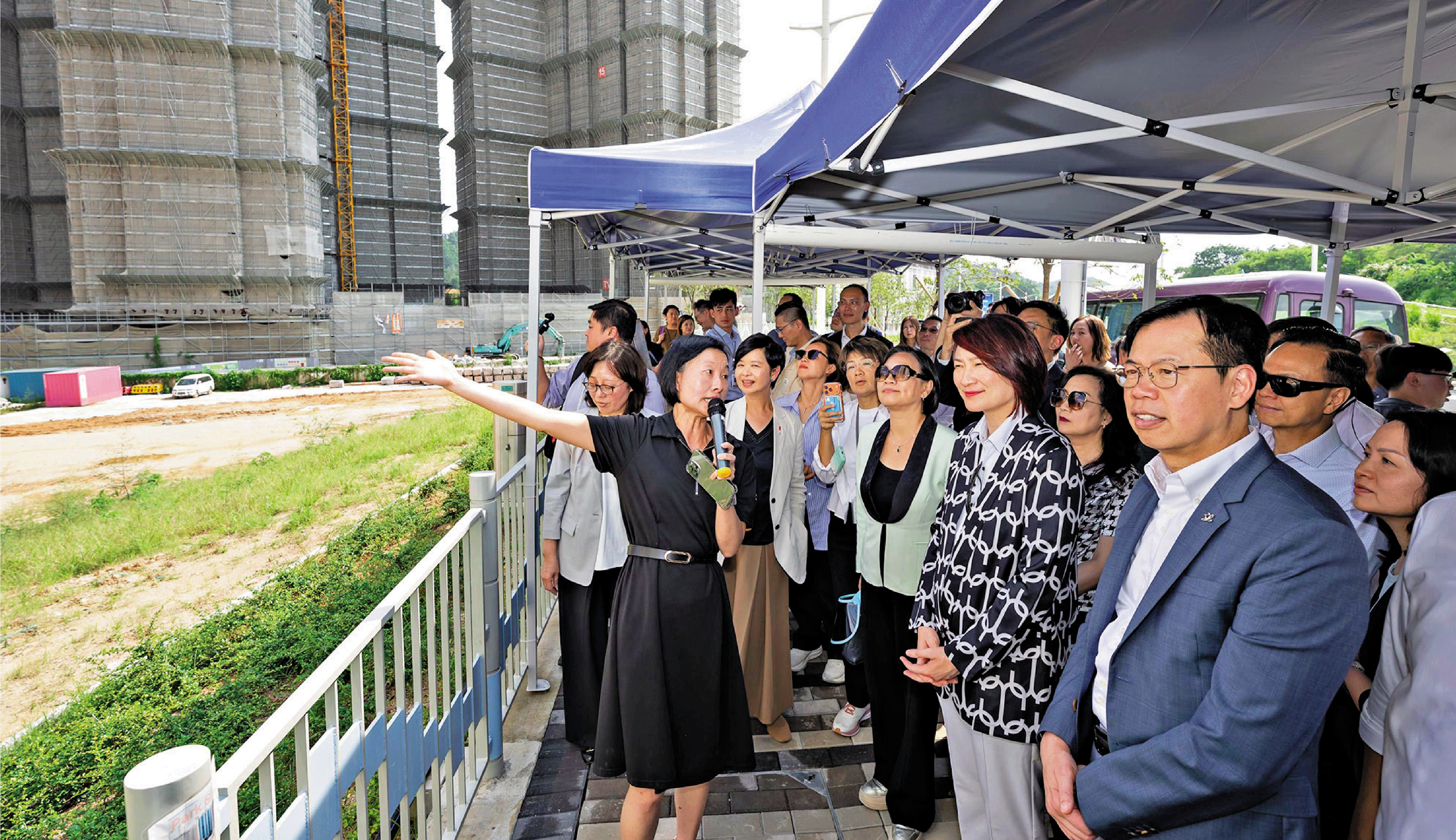 　　圖：逾六十名立法會議員與多名政府官員，昨日前往古洞北新發展區實地考察。\政府新聞處