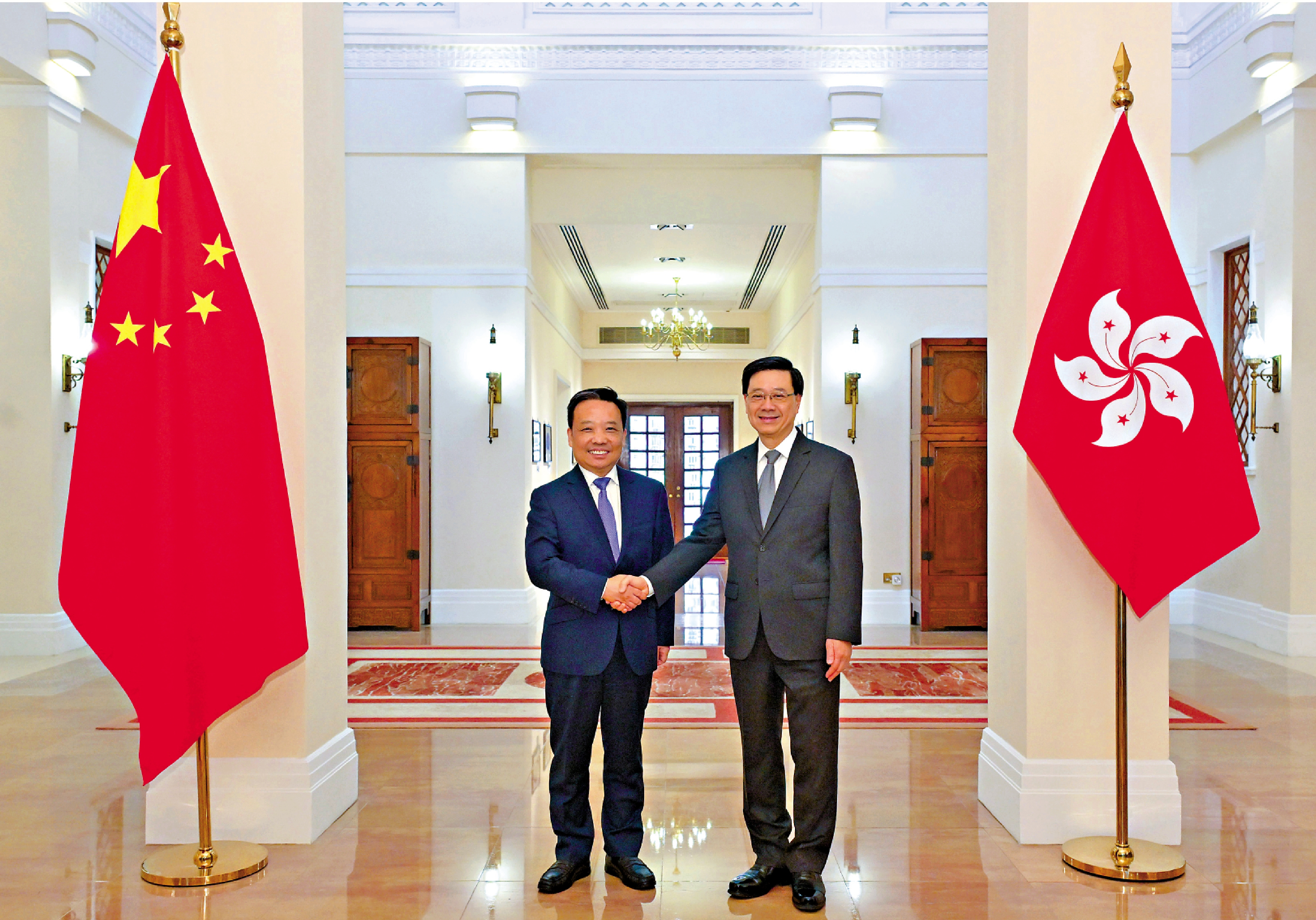 　　圖：行政長官李家超昨日與深圳市委書記靳磊（左）會面，就深化港深合作交流意見。\政府新聞處