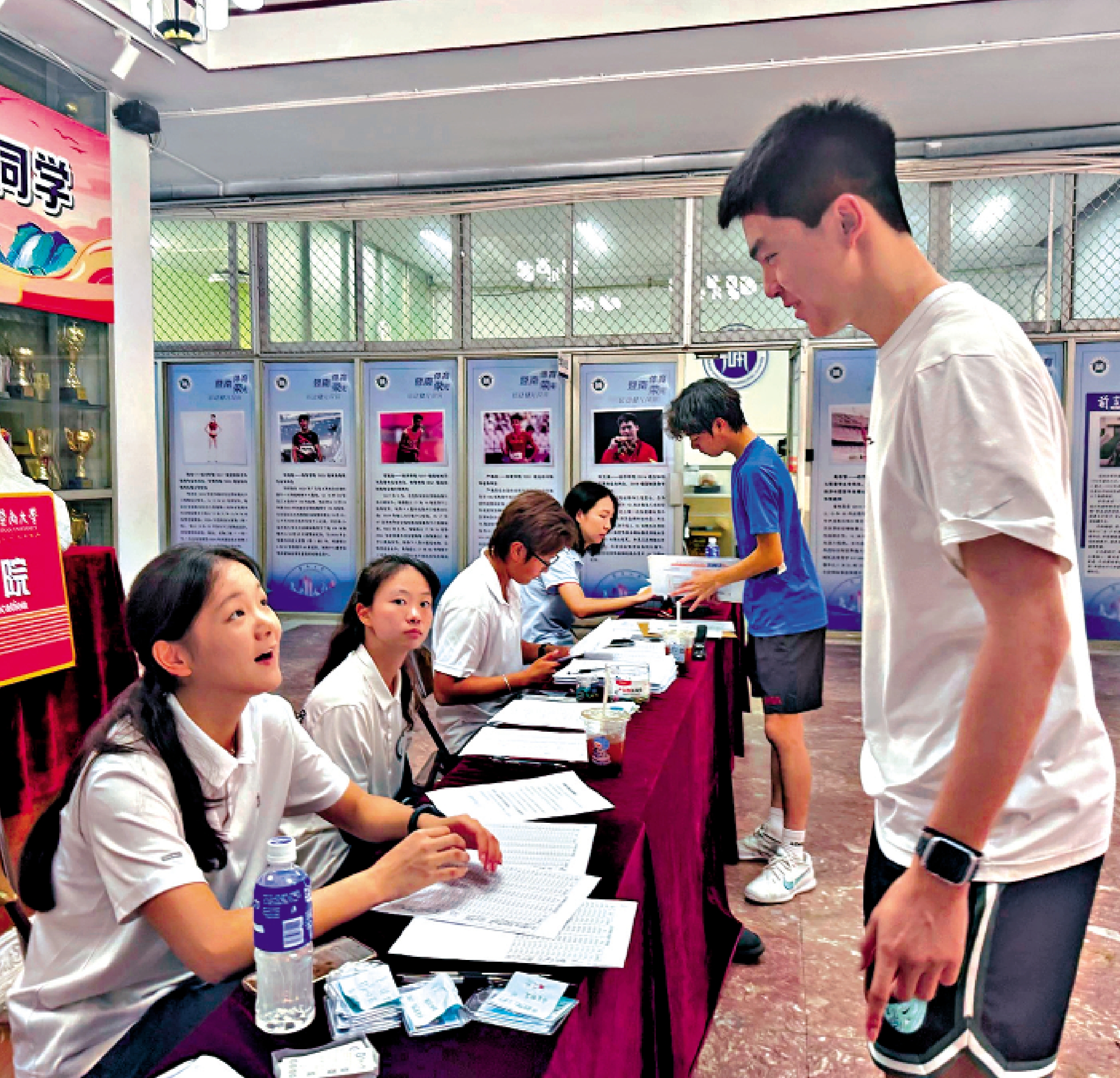 　　圖：大灣區各大高校迎來開學季，港生北上求學熱潮空前高漲。圖為港生辦理入學登記。\大公報記者盧靜怡攝