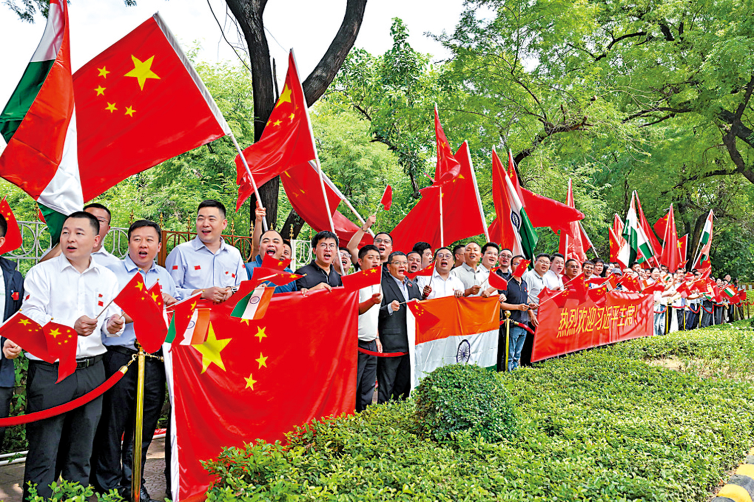 　　圖：當地時間9月12日中午，習近平乘專機抵達新德里，受到熱烈歡迎。\新華社