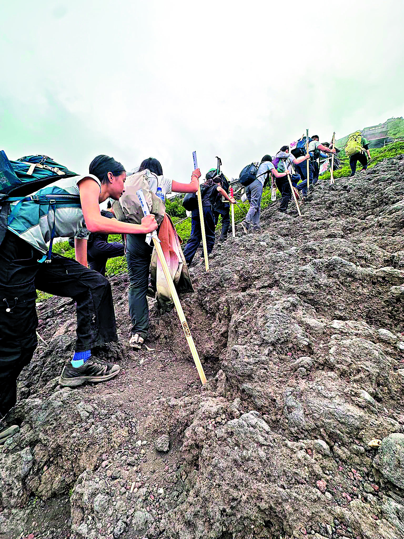 　　圖：宏信書院師生成功跨越第十五個山峰：富士山頂峰。