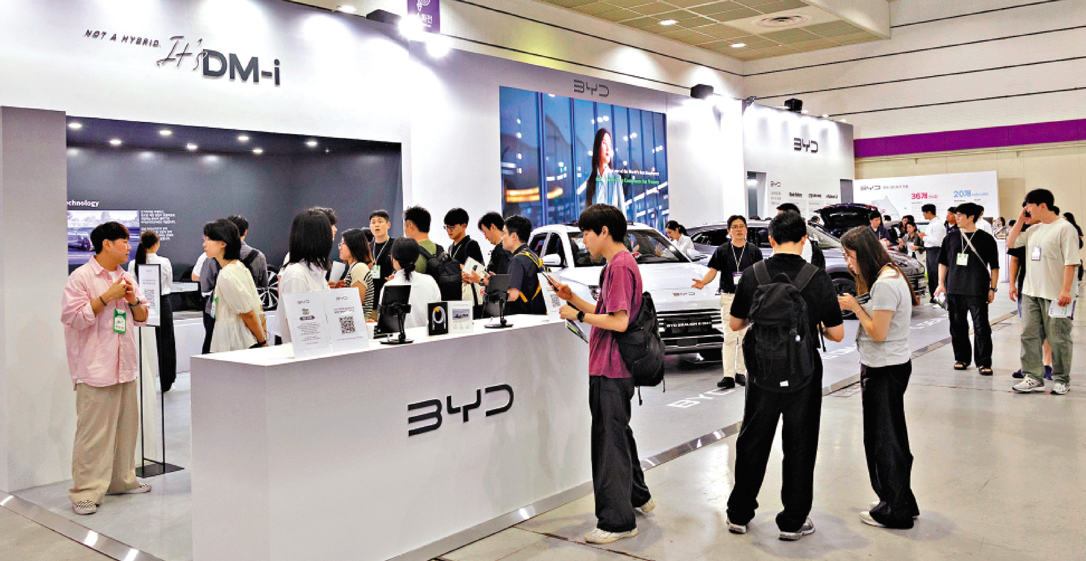 　　圖：韓國電動汽車展上月舉行，人們參觀比亞迪展台。\新華社