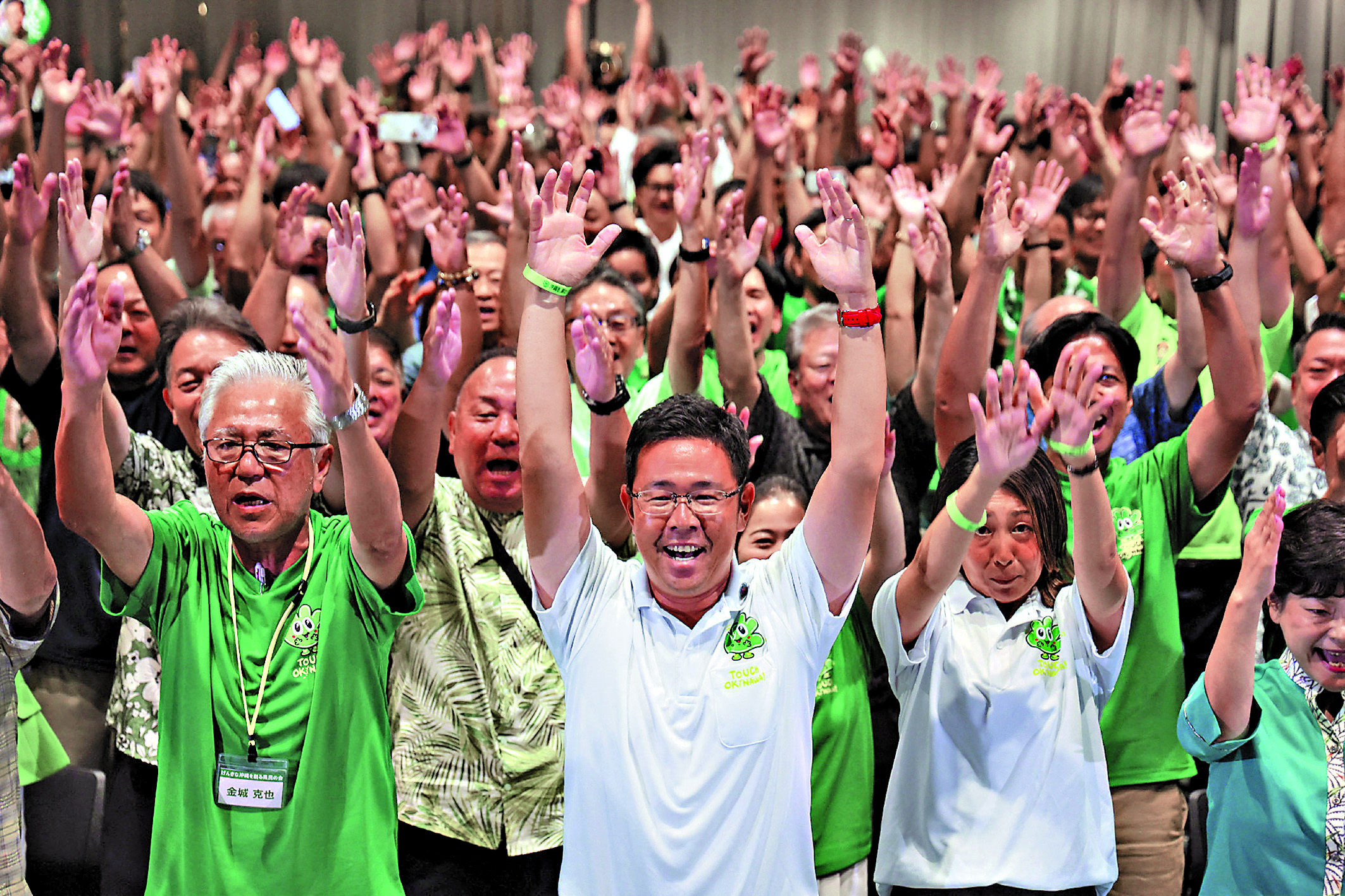 　　圖：古謝玄太（前排中）13日在沖繩知事選舉中獲勝。\法新社