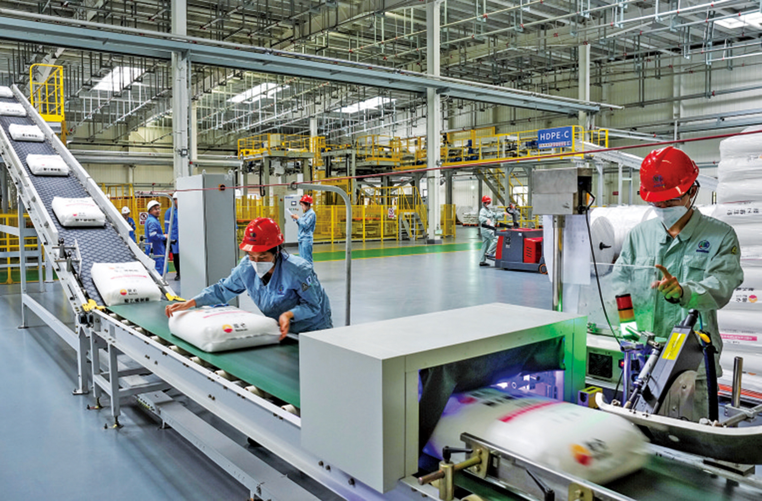 　　圖：中馬欽州產業園區一家石化企業的生產線。\新華社