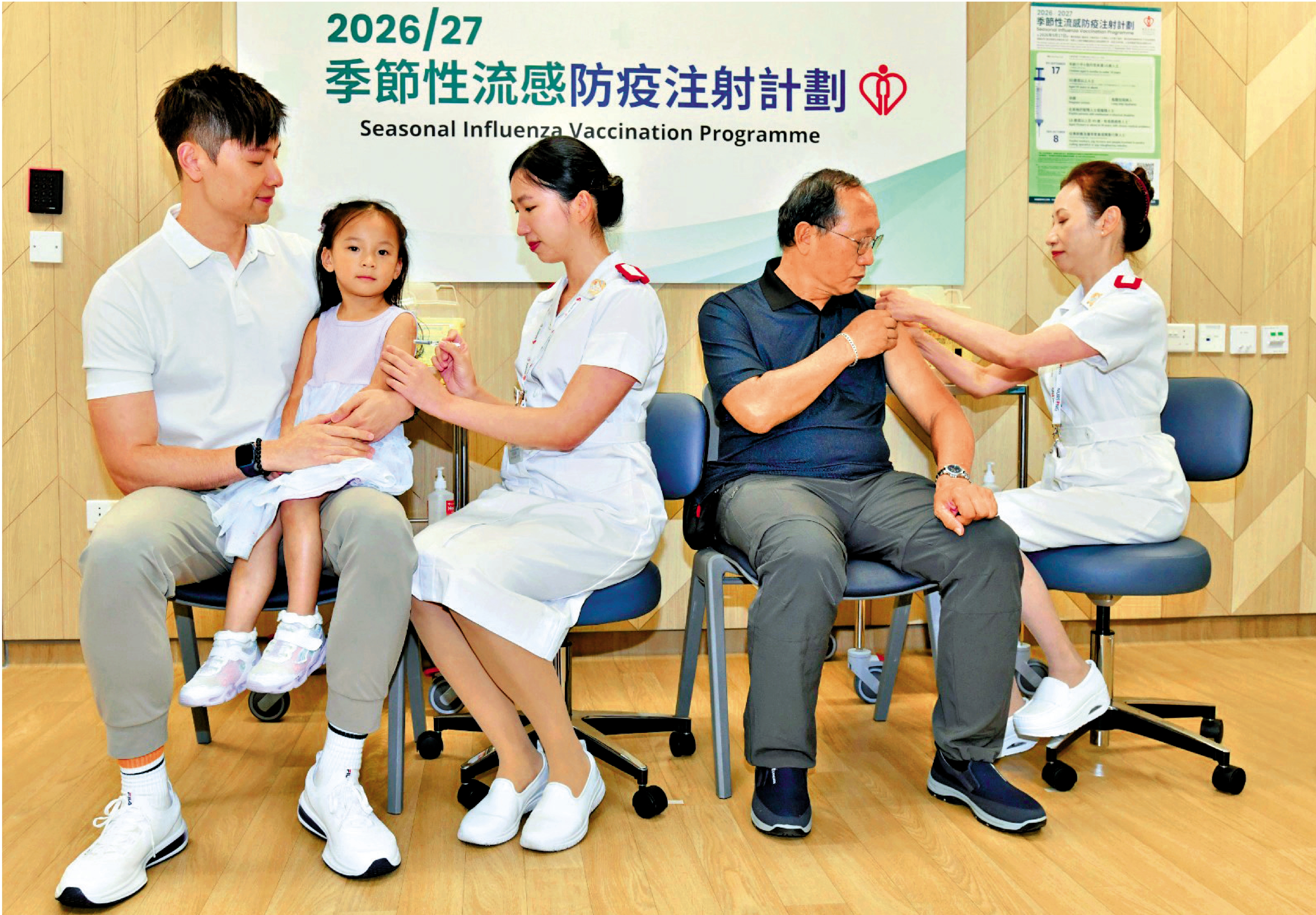　　圖：市民如果在9月至10月期間完成接種疫苗，到聖誕節或新年等外遊聚會高峰期時，身體就已具備足夠免疫力。\大公報記者攝