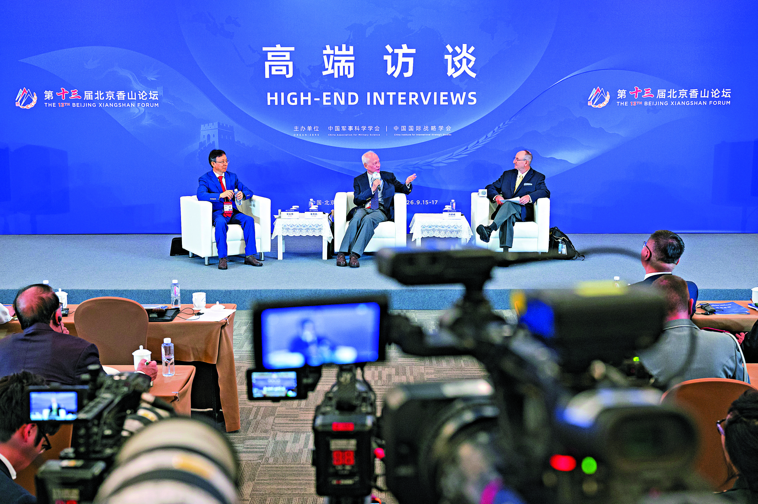 　　圖：第十三屆北京香山論壇15日在北京國際會議中心舉行「高端訪談」系列活動。圖為中國前駐美國大使崔天凱（中）、美國海軍分析中心研究員馮德威（右）就「中美建設性戰略穩定關係」進行探討。\中新社