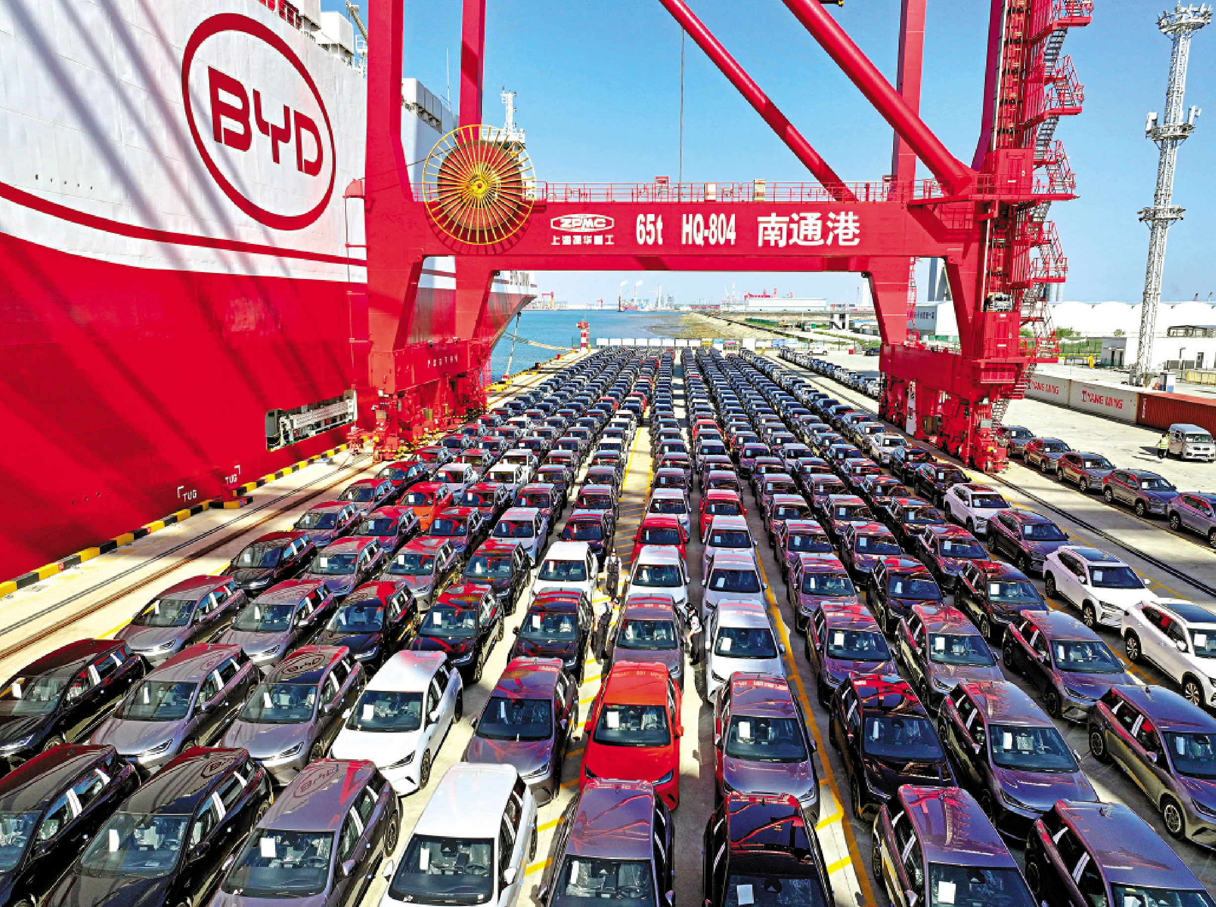 　　圖：2026年5月，裝載7273輛新能源汽車的比亞迪「濟南號」滾裝船從江蘇南通港啟航，直發意大利、西班牙等歐洲國家。\新華社