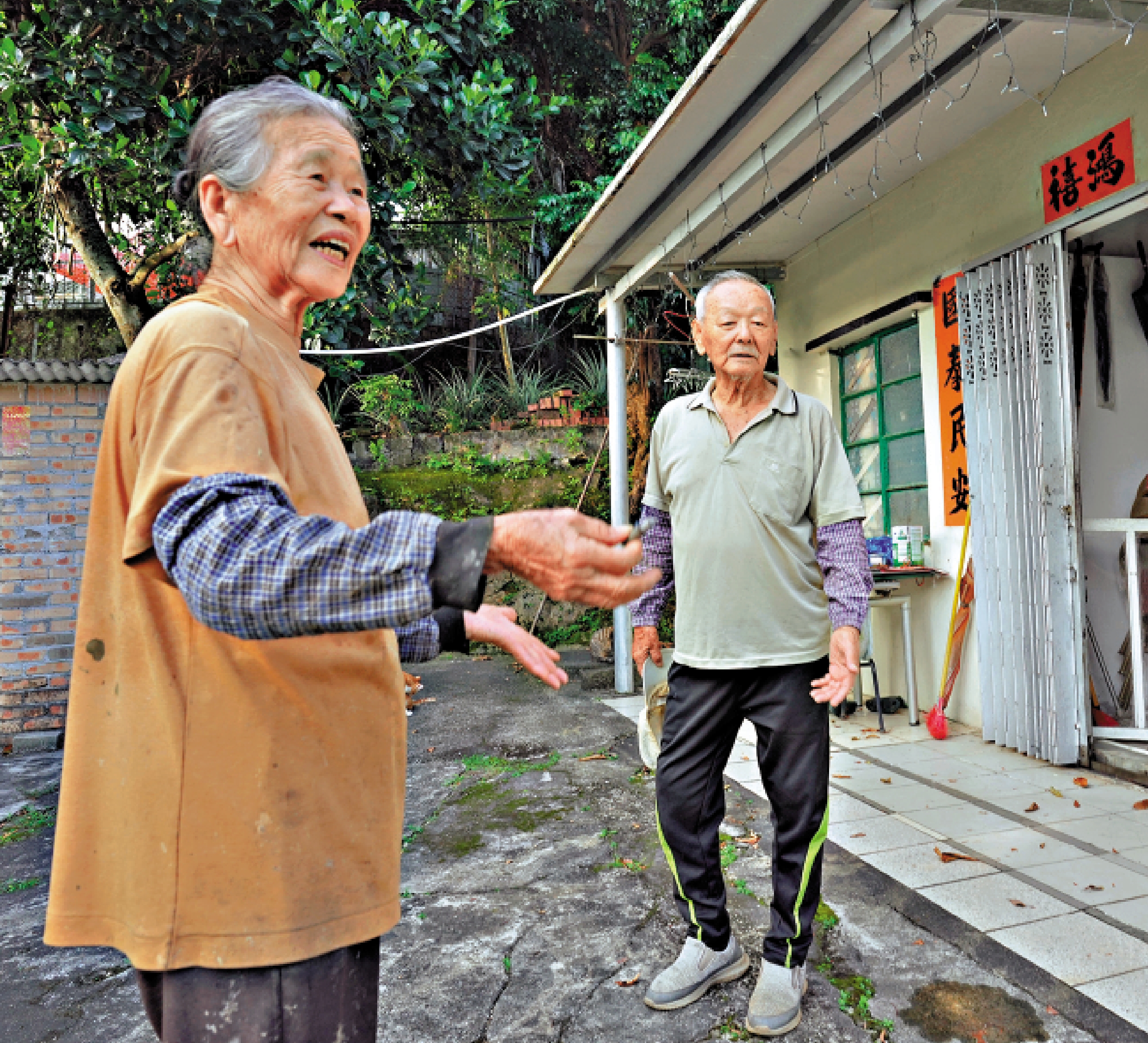 　　圖：攸潭美村村民黃婆婆（左）支持建設大學城，認為可造福下一代。/大公報記者何嘉駿攝