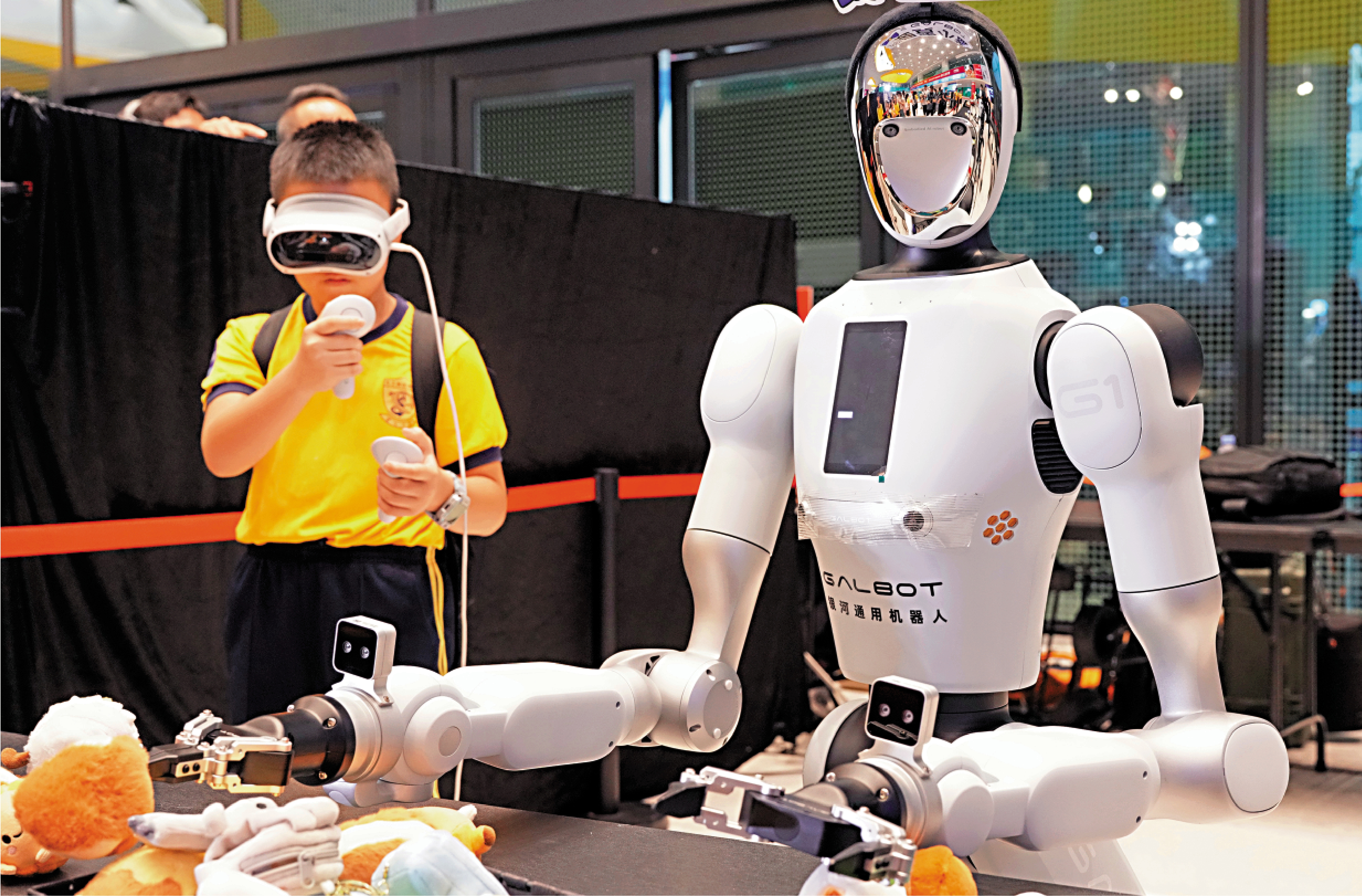 　　圖：特區政府將推動各行各業廣泛應用AI科技。圖為小學生操控AI機械人。\大公報記者林良堅攝