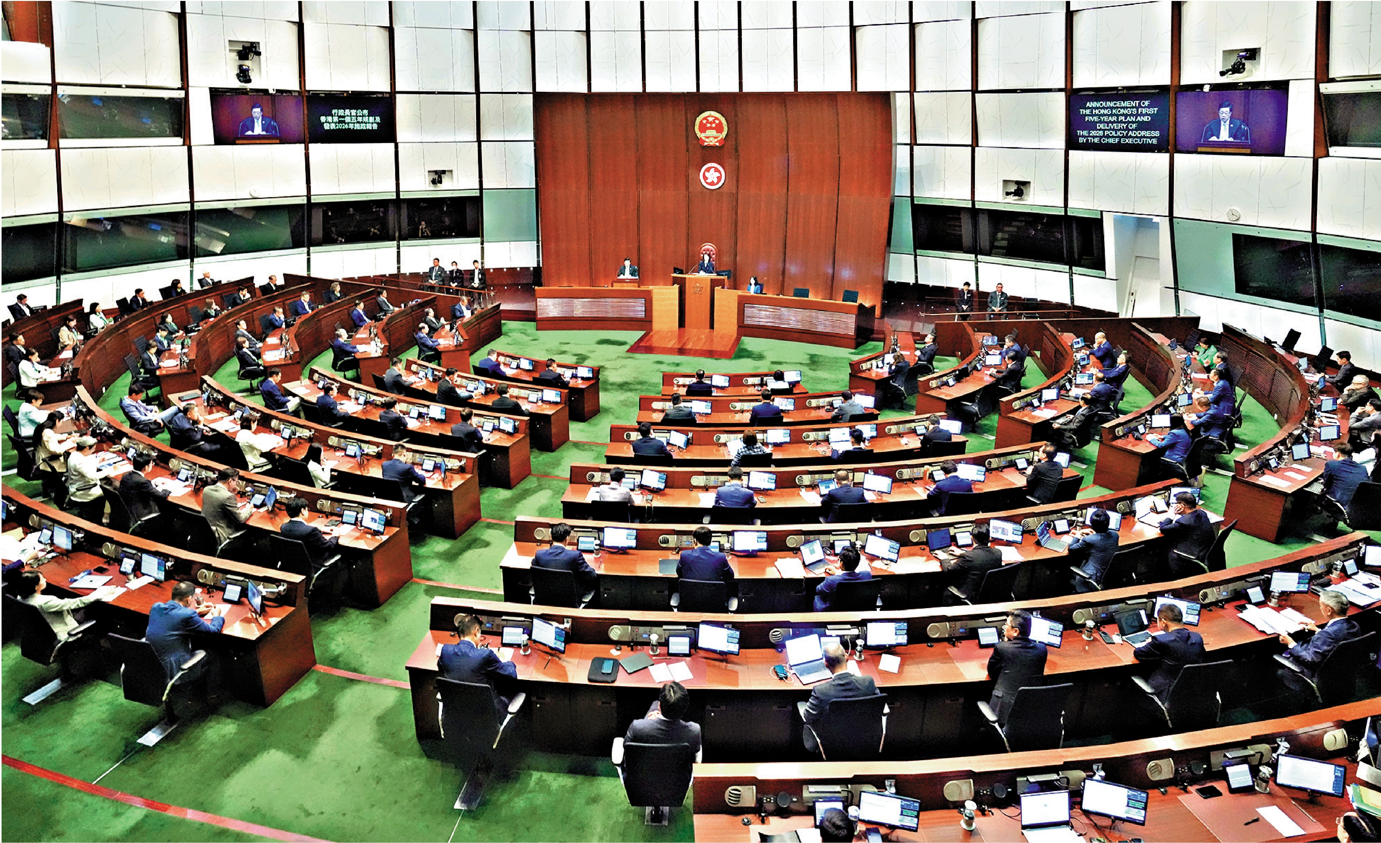 　　圖：行政長官昨日在立法會發表香港首個五年規劃和新一份施政報告。\大公報記者麥潤田攝
