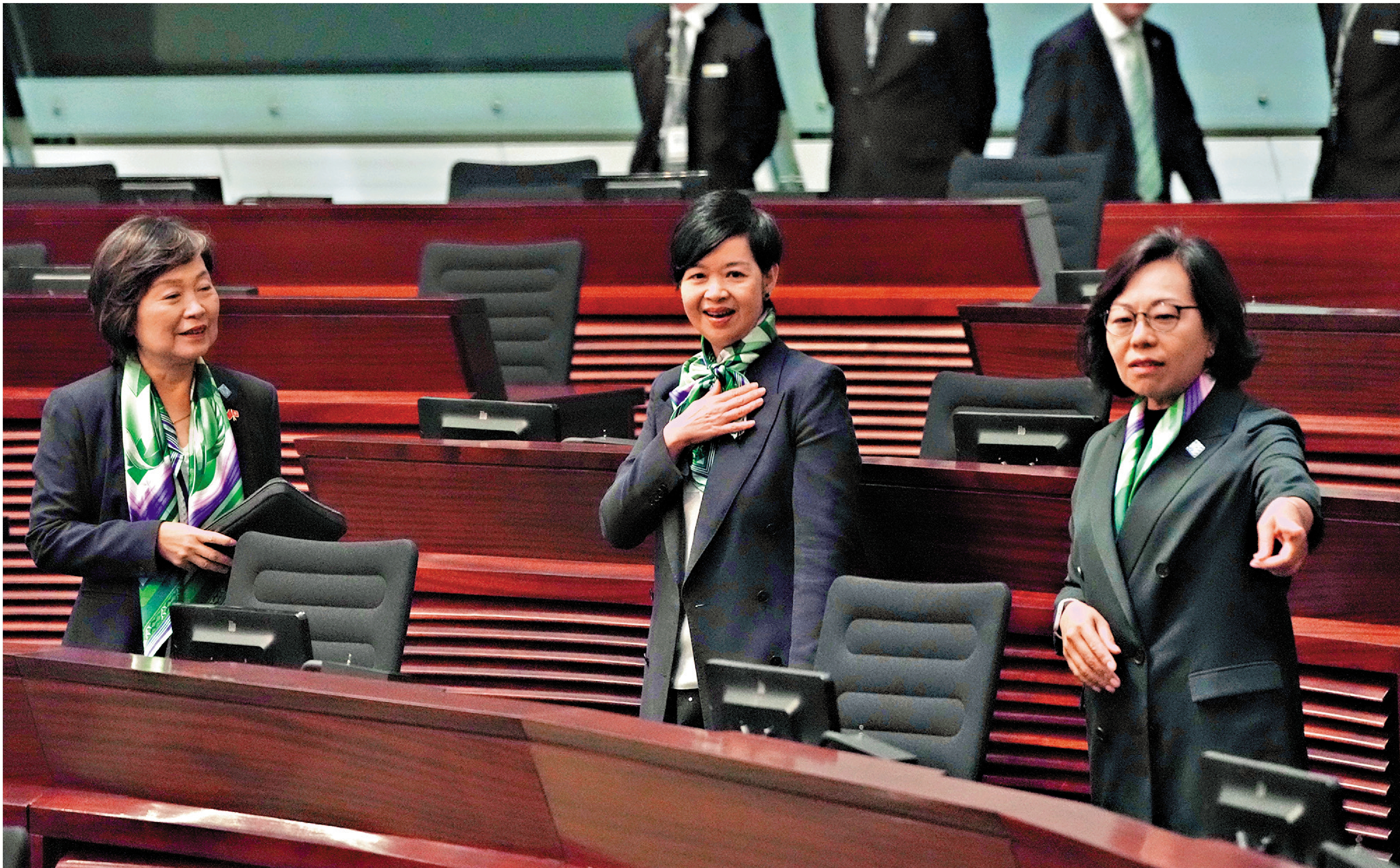 　　圖：多位政府官員和立法會議員昨日佩戴了綠色領呔和絲巾。\大公報記者麥潤田攝