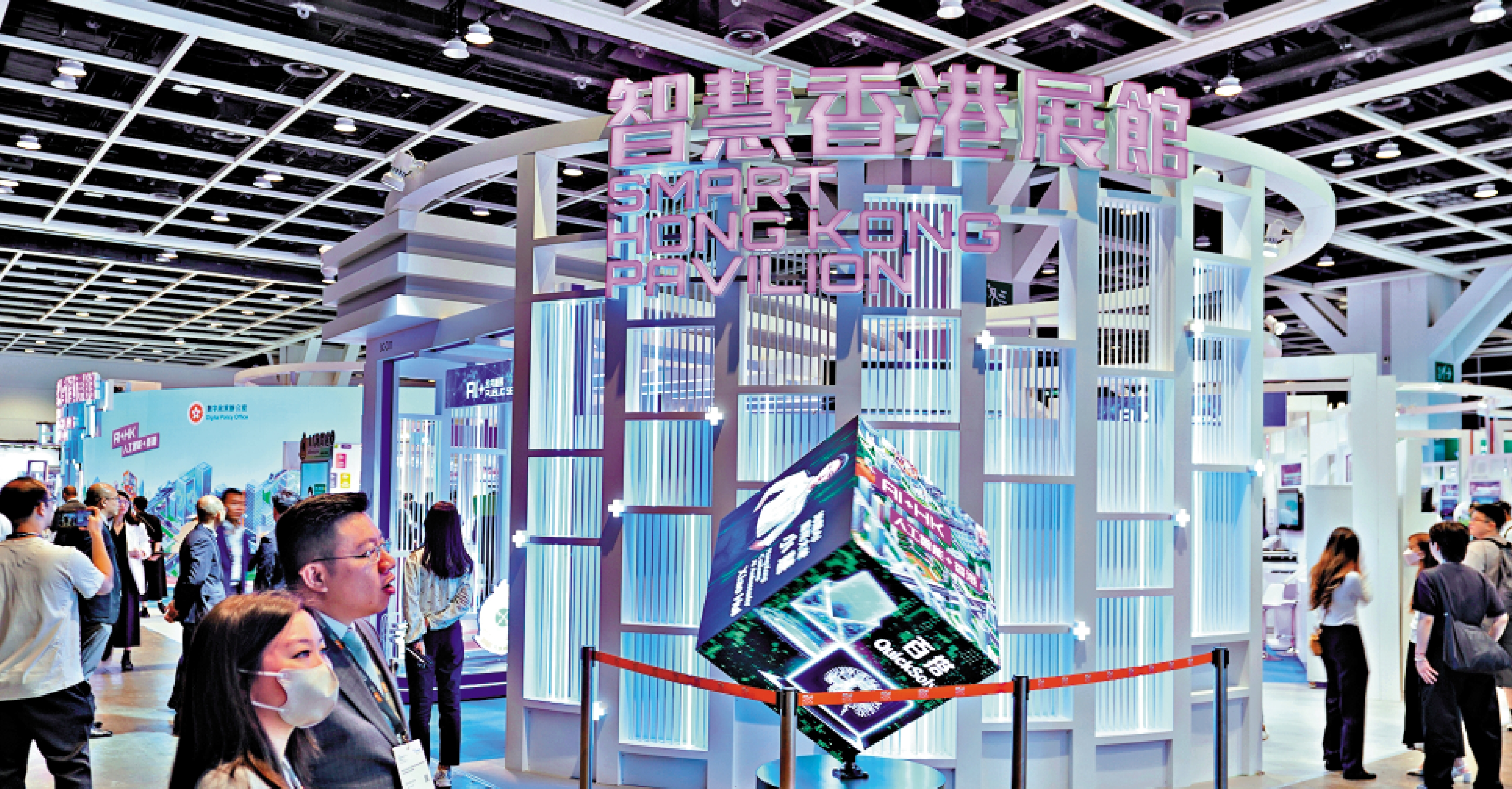 　　圖：特區政府推進「金融+科技創新」，有助推動「AI+」及「金融+」的融合發展。\資料圖片