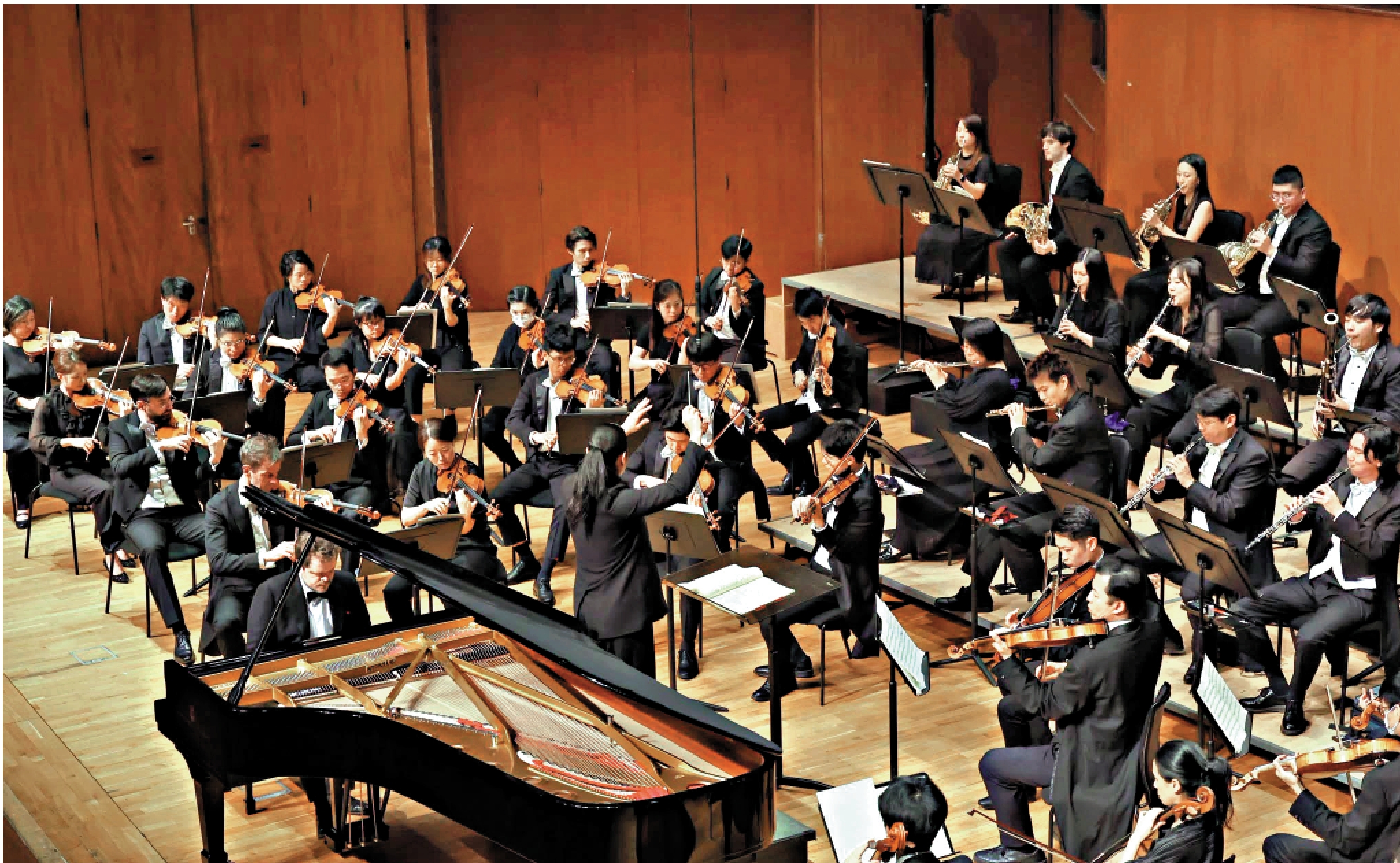 　　圖：葛羅夫納、崔賢與香港小交響樂團演出現場。\香港小交響樂團供圖