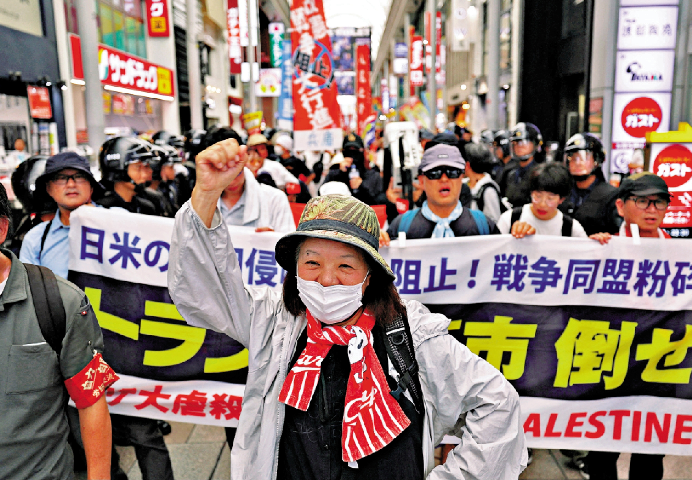 　　圖：日本民眾8月6日舉行示威，反對高市各項政策。\路透社