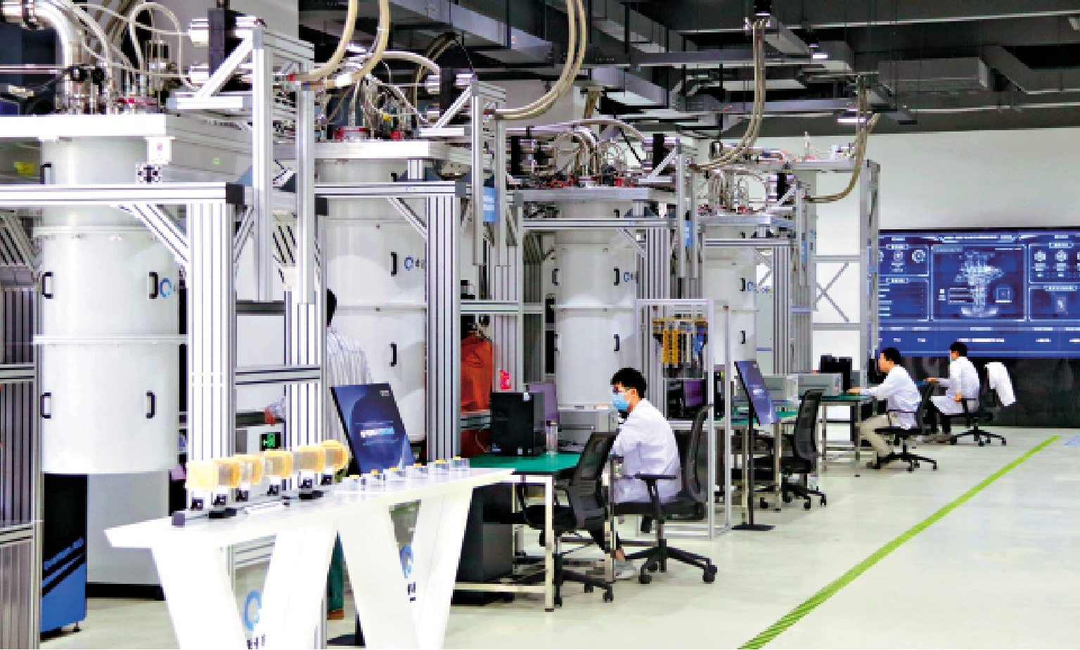 　　圖：產業轉型升級是經濟高質量發展的必然要求。圖為合肥企業本源量子自主研發的「悟空」量子計算機群。\受訪者供圖