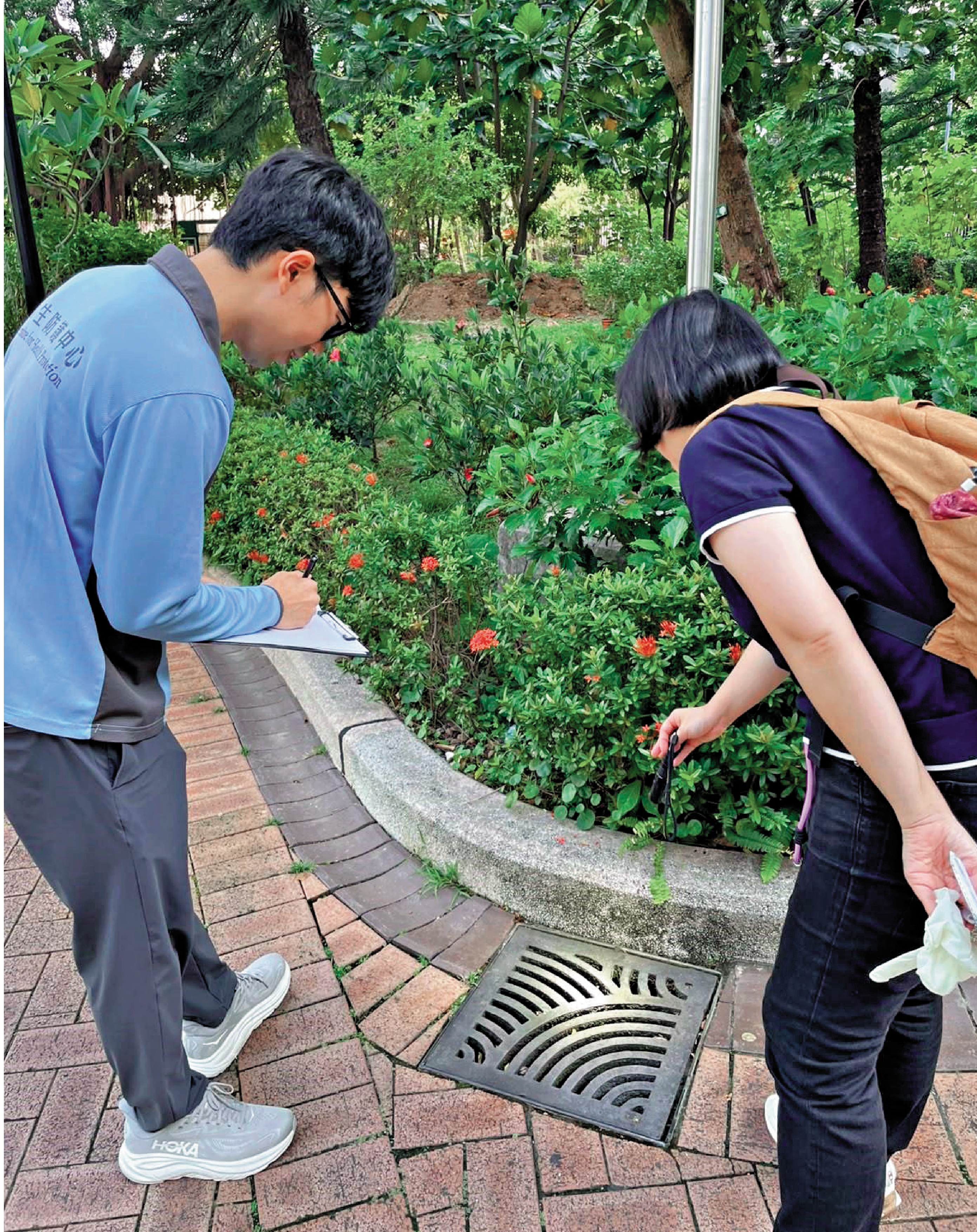 　　圖：本港錄得今年首宗基孔肯雅熱本地個案。圖為衞生防護中心人員與食環署人員到病人住所附近一帶觀察。|政府新聞處