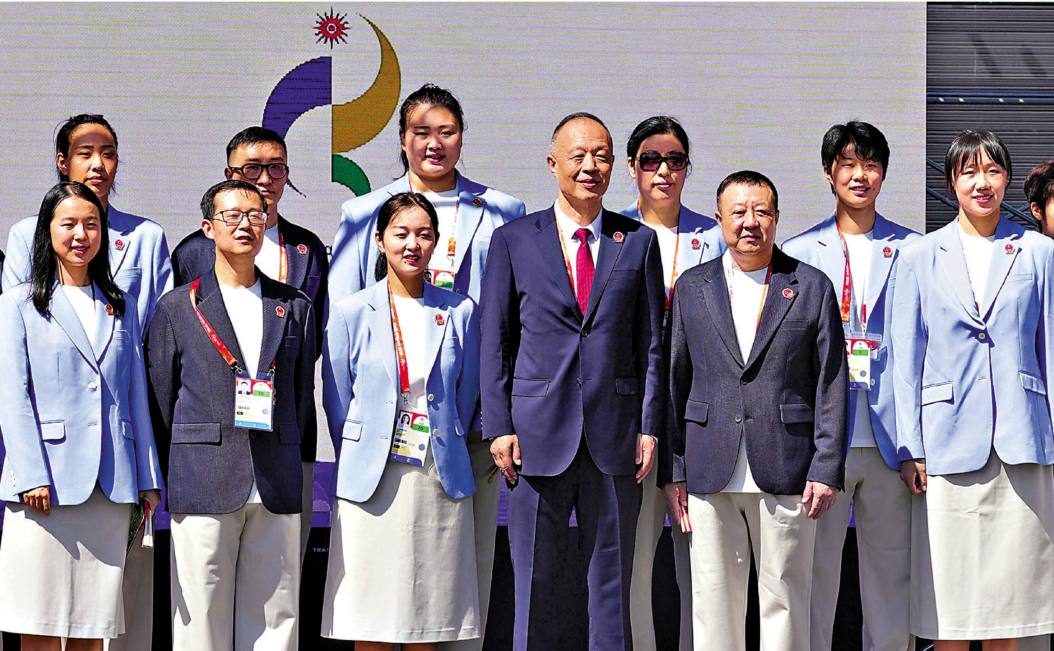 　　圖：中國代表團在歡迎儀式後合影。\新華社