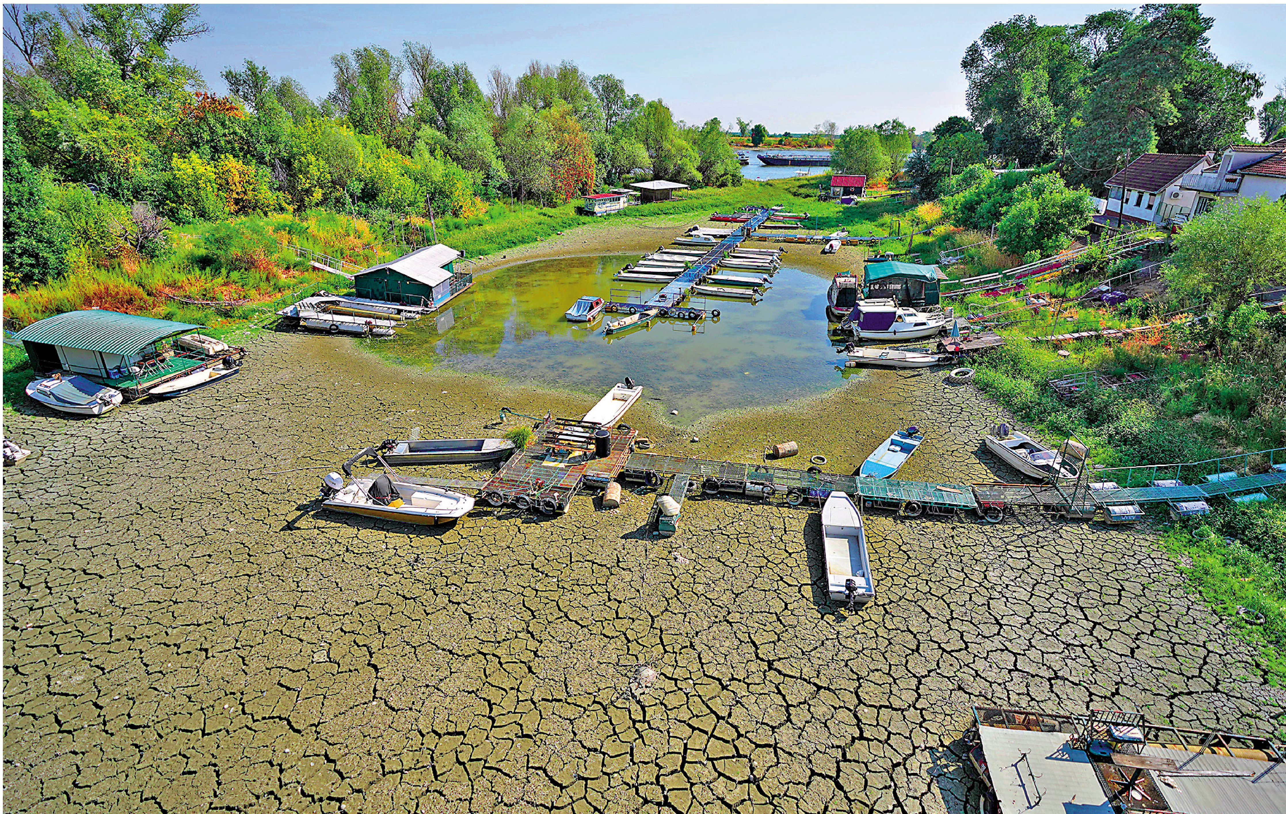 　　圖：受極端熱浪影響，今夏多瑙河水位持續下降，船隻擱淺在乾涸的河床上。\美聯社