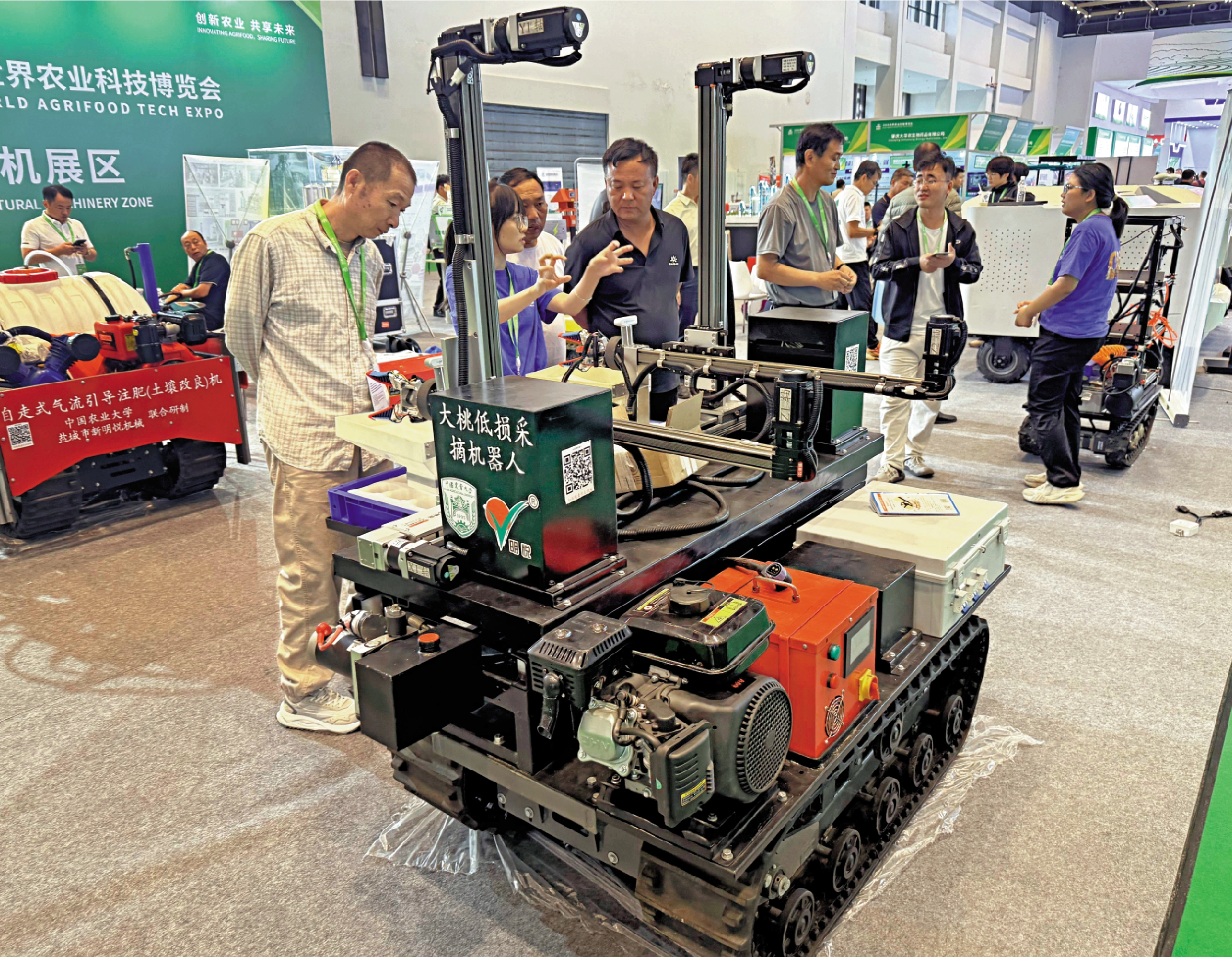 　　圖：2026世界農業科技博覽會展出的採摘機器人。\大公報記者郭瀚林攝
