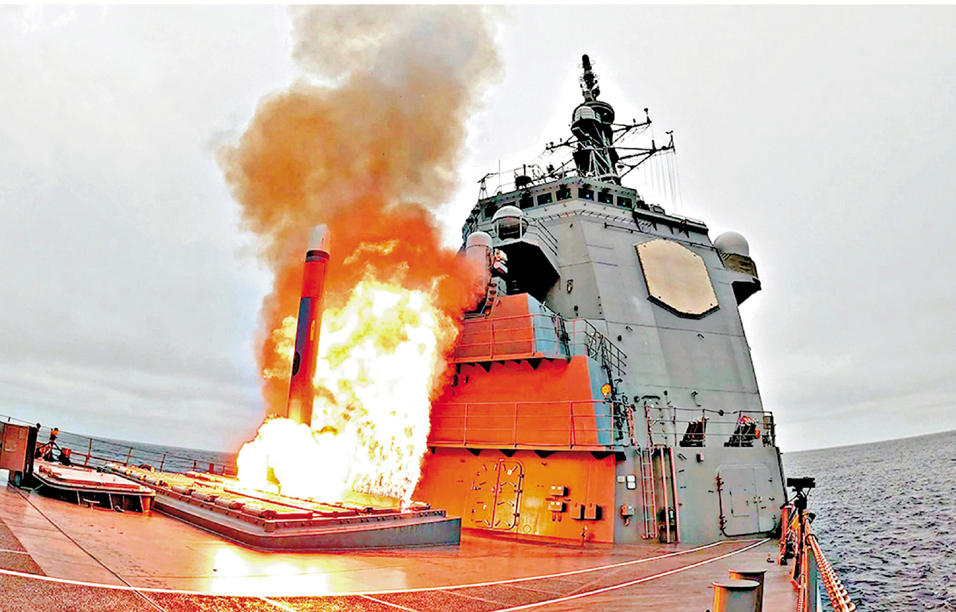 　　圖：日本海上自衛隊「鳥海」號驅逐艦在美國近海太平洋海域實彈試射「戰斧」。/網絡圖片