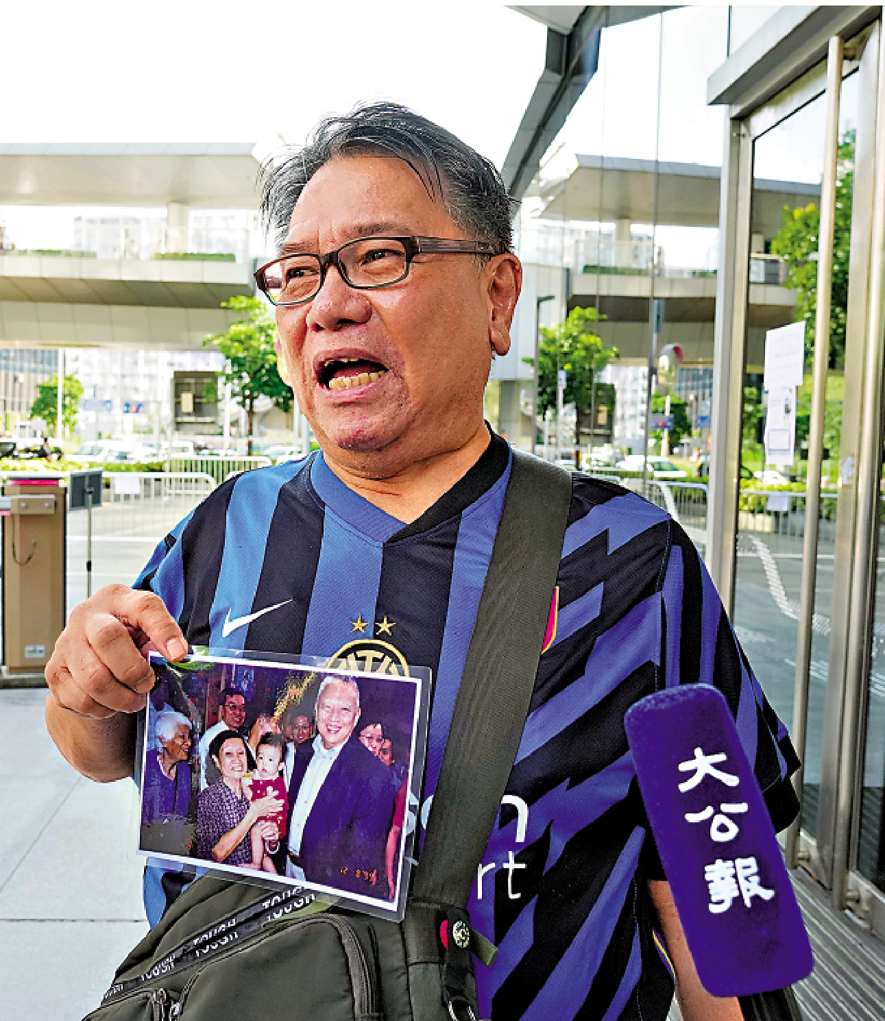 　　圖：葉先生帶着家人與董建華的合照前來悼念。\大公報記者林少權攝