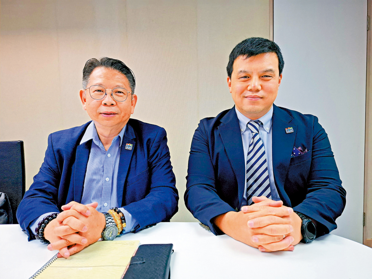 　　圖：劉正剛（右）建議仿效坊間防止自殺求助熱線，開設調解服務熱線。左為周耀祥。\大公報記者劉鑛豪攝