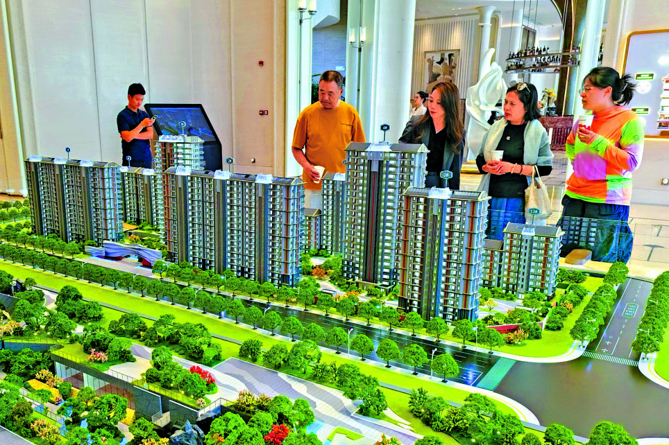 　　圖：中國房地產市場供求關係發生重大變化，房地產進入存量時代。圖為購房者在北京一售樓處了解樓盤信息。\中新社